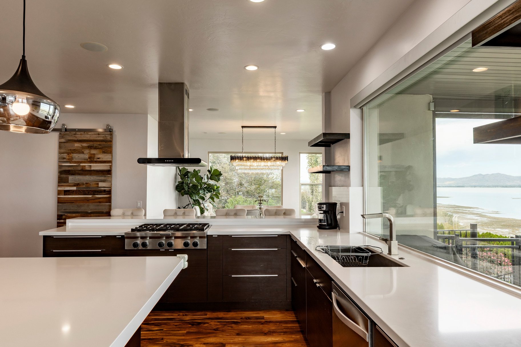  Modern Lakefront Retreat with Breathtaking Lake and Mountain Views - 物件實景