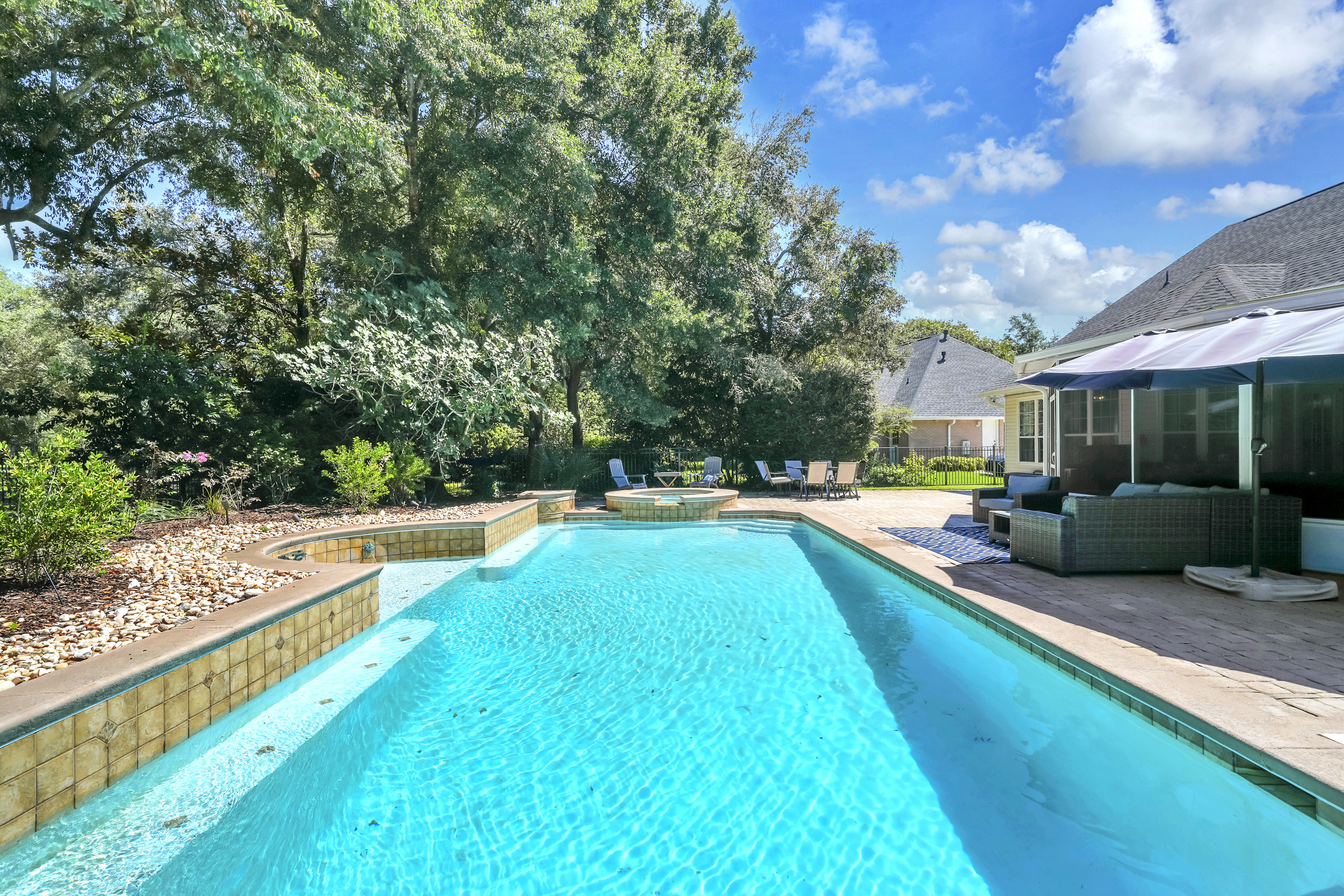  Updated Golf Course Pool Home With Flexible Five-Bedroom Layout - 物件實景