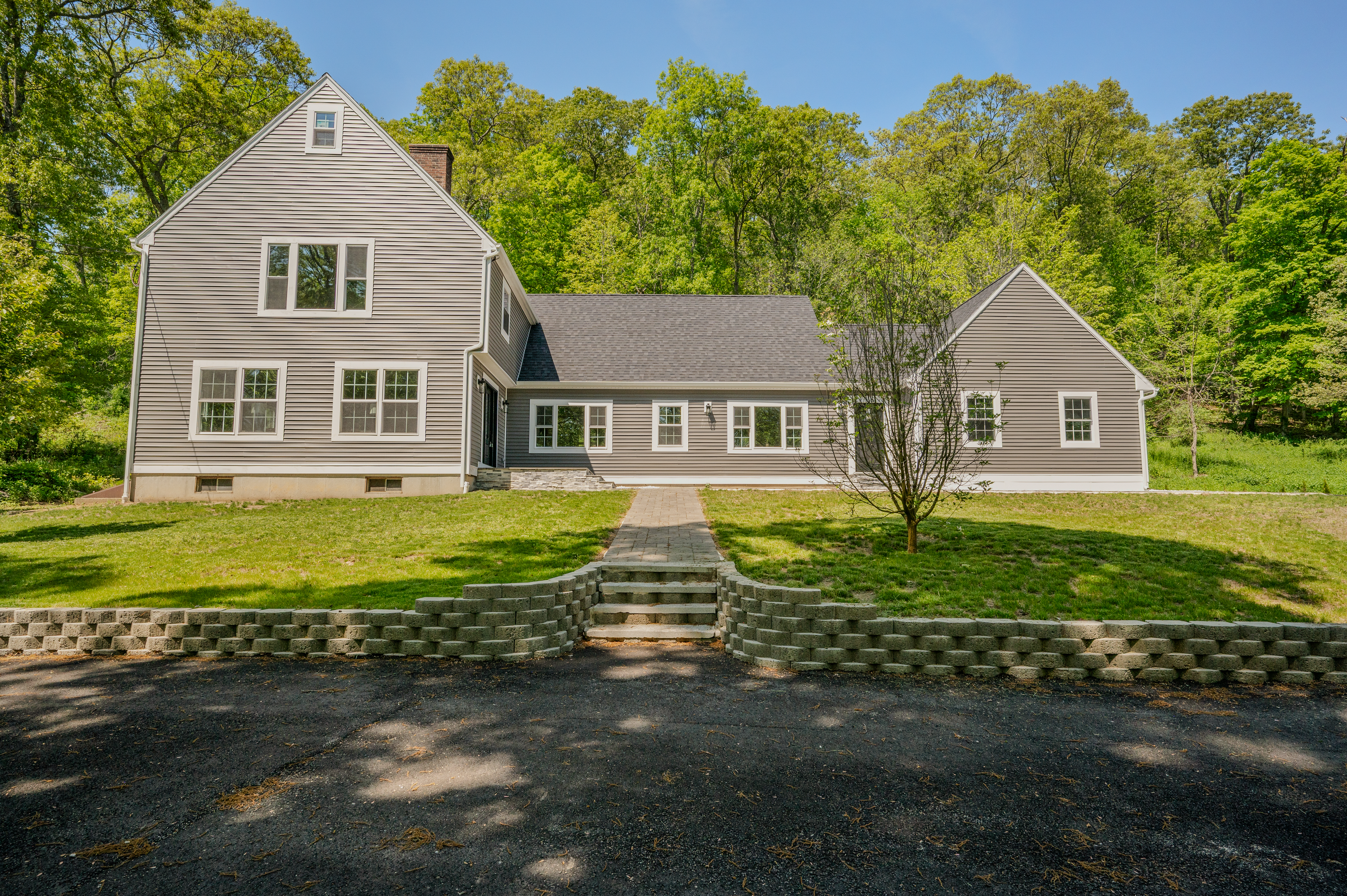  Beautiful and Spacious Colonial Home on 2.55 Acres - 物件實景