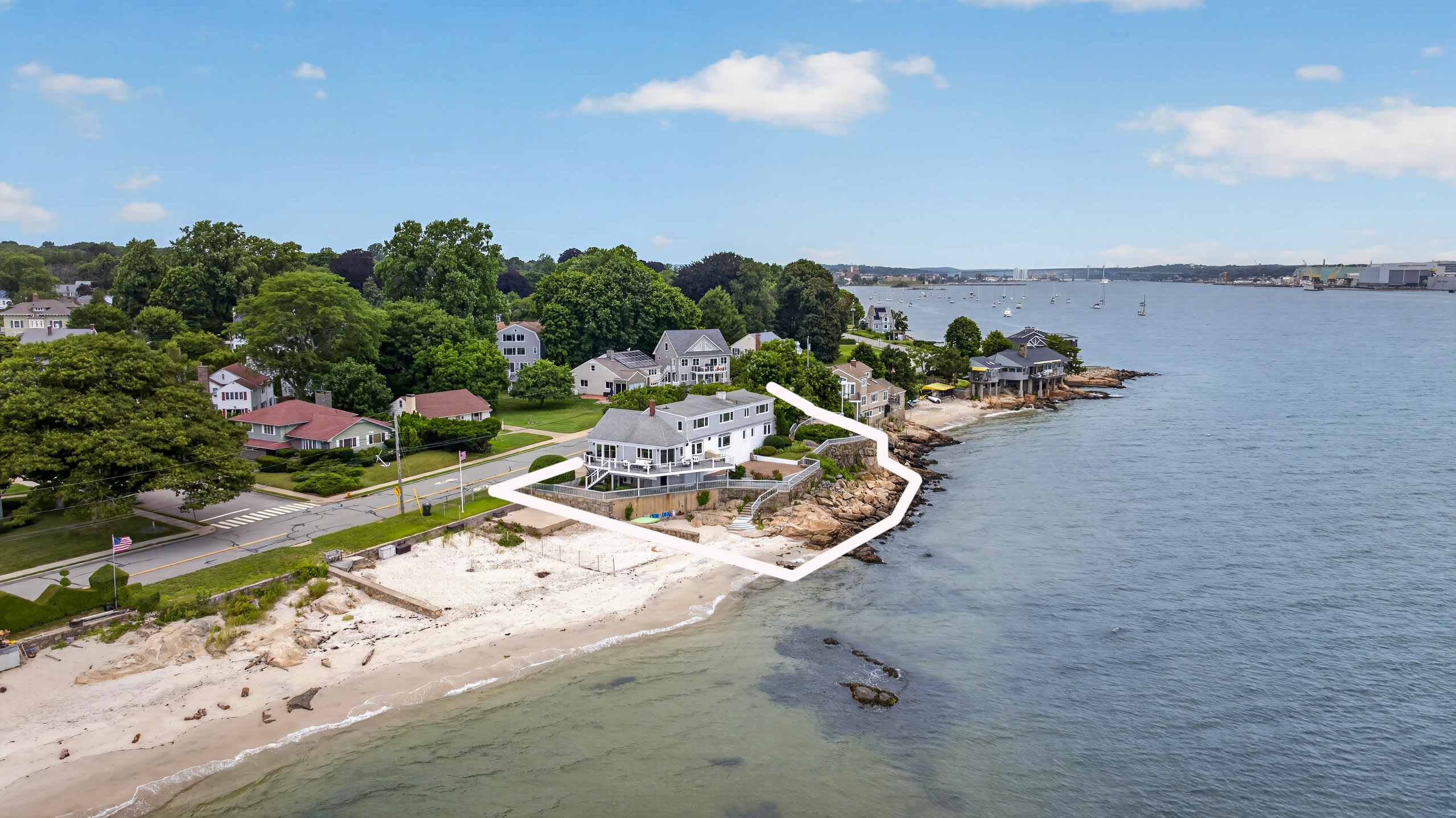  Experience shoreline luxury with a private beach and mooring. - 物件實景