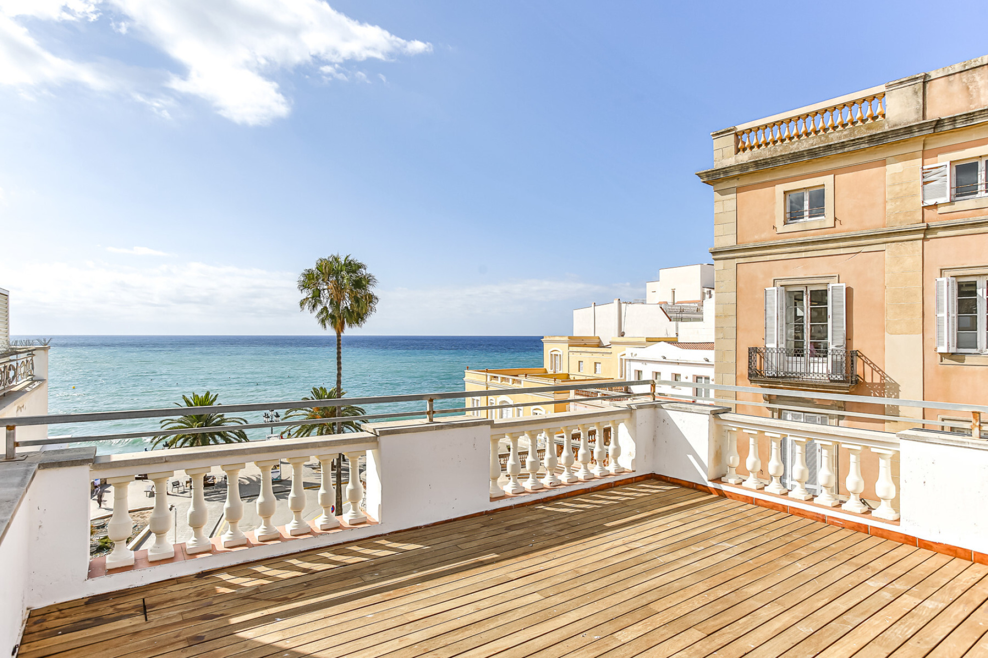 Building for sale on the seafront 
