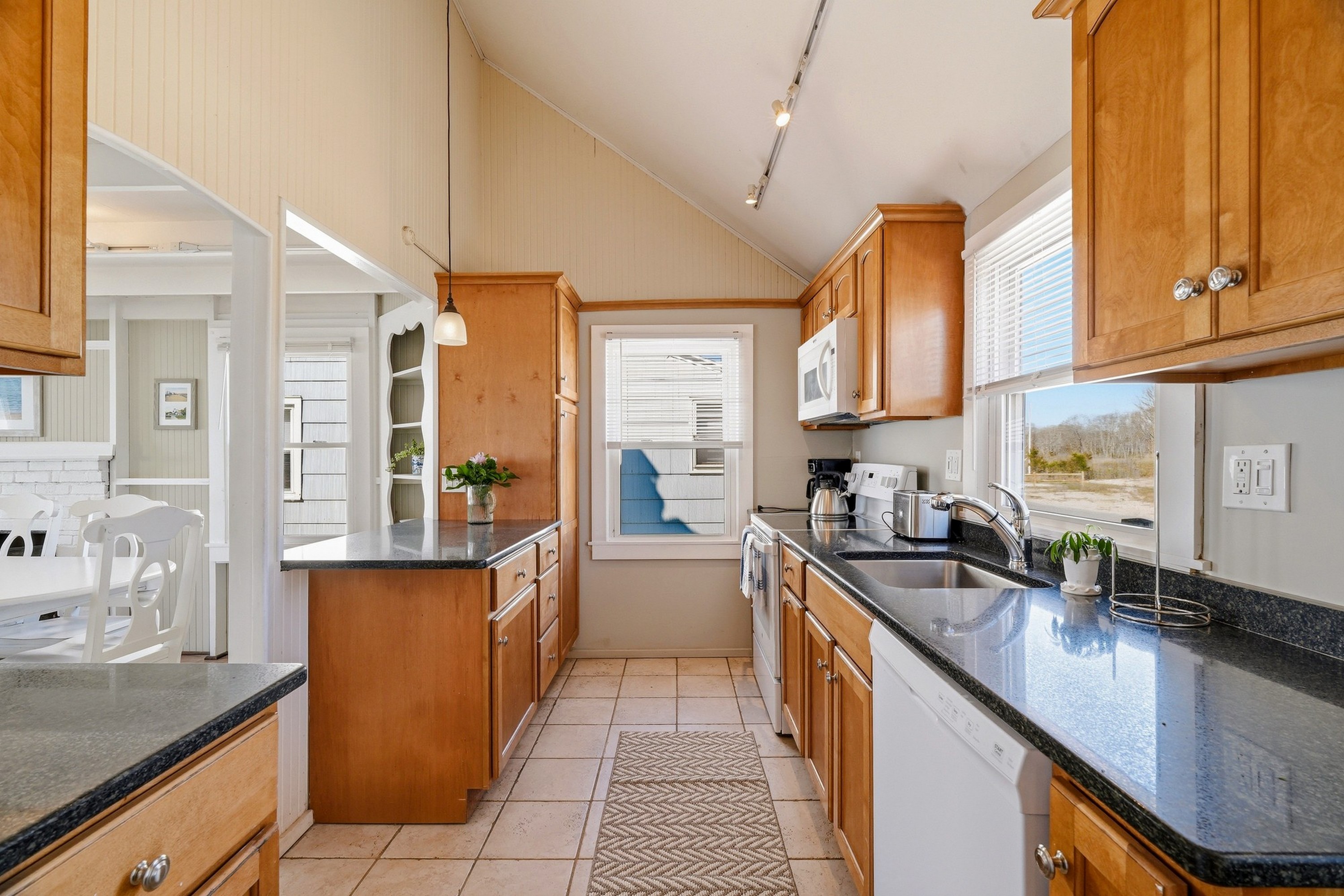  Charming Direct Waterfront Beach Cottage at Hawk