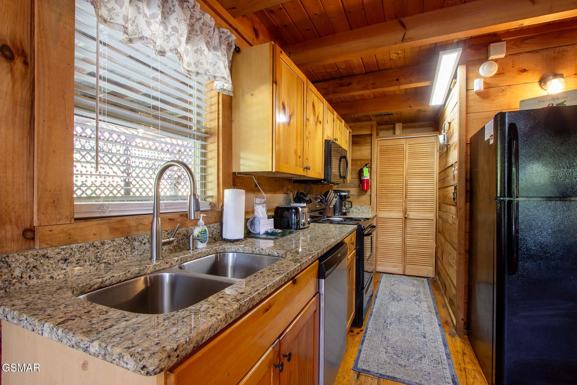 Sevierville, Tennessee, 37876, United States, 2 Bedrooms Bedrooms, ,3 BathroomsBathrooms,Residential,For Sale,1977438