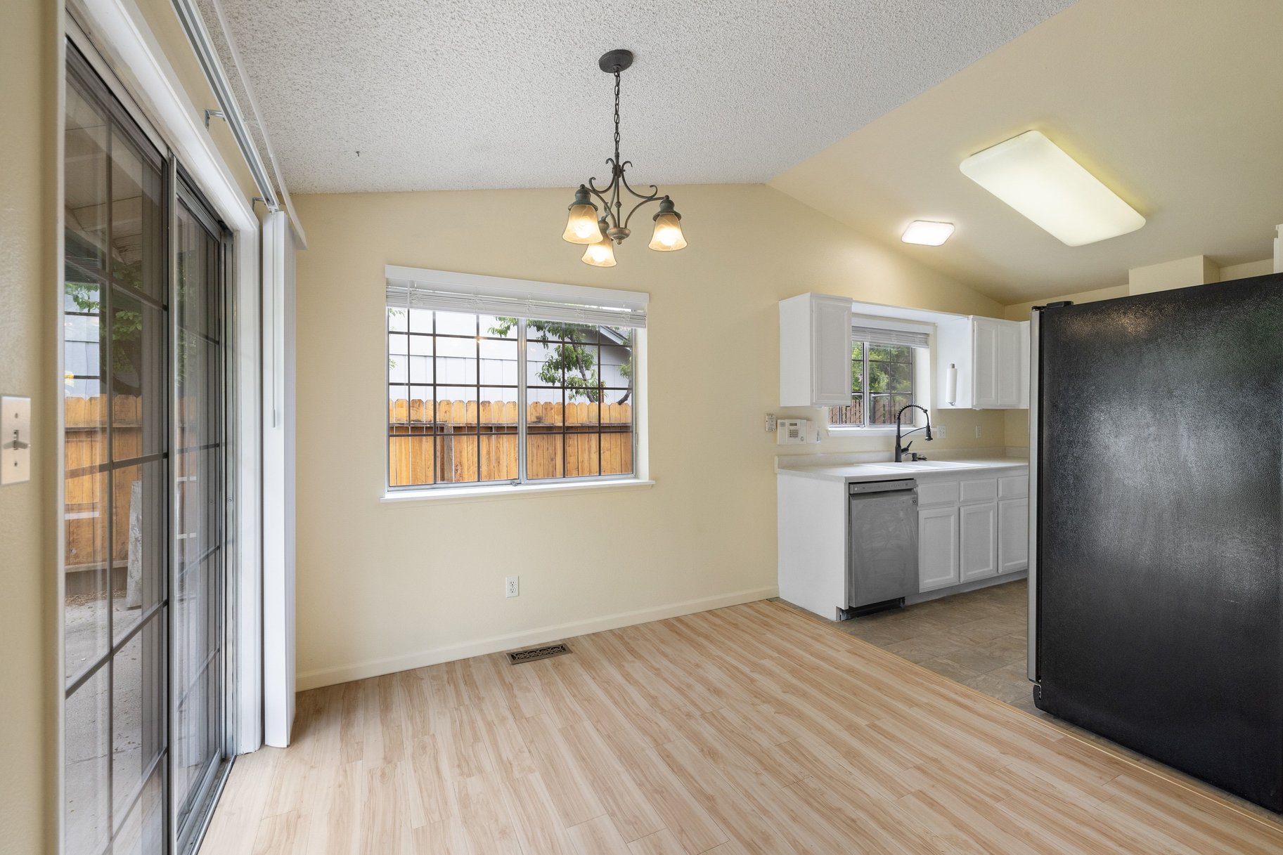  Move-in Ready. Great starter or investment home - 物件實景