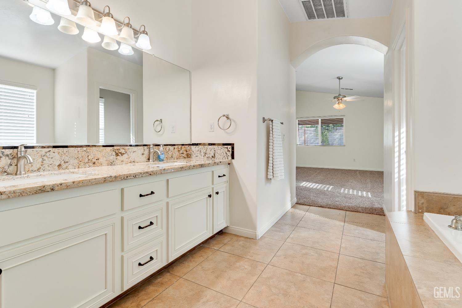 Bakersfield, California, 93311, United States, 5 Bedrooms Bedrooms, ,2 BathroomsBathrooms,Residential,For Sale,1949129