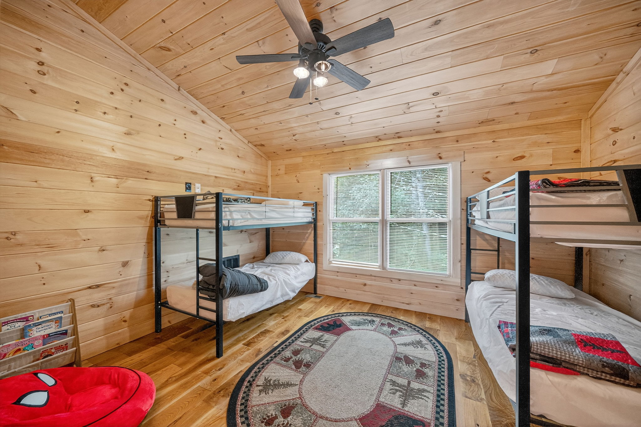 Sevierville, Tennessee, 37862, United States, 4 Bedrooms Bedrooms, ,6 BathroomsBathrooms,Residential,For Sale,1982838