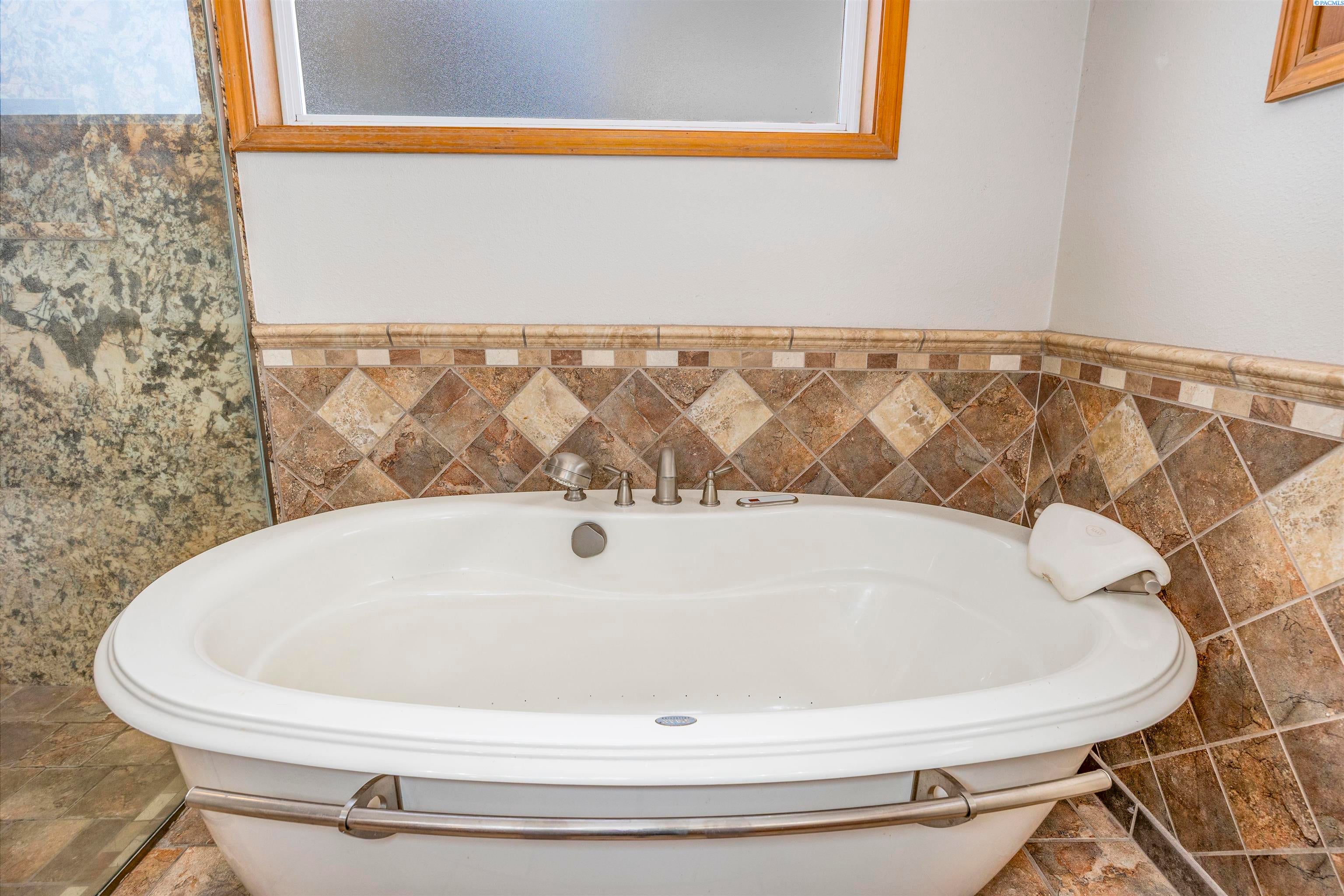 Kennewick, Washington, 99337, United States, 4 Bedrooms Bedrooms, ,2 BathroomsBathrooms,Residential,For Sale,1978666