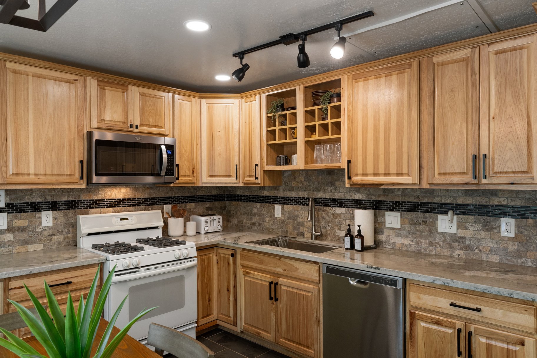  West Shore Gem - An Authentic Pineland Chalet with Detached Garage + Studio - 物件實景