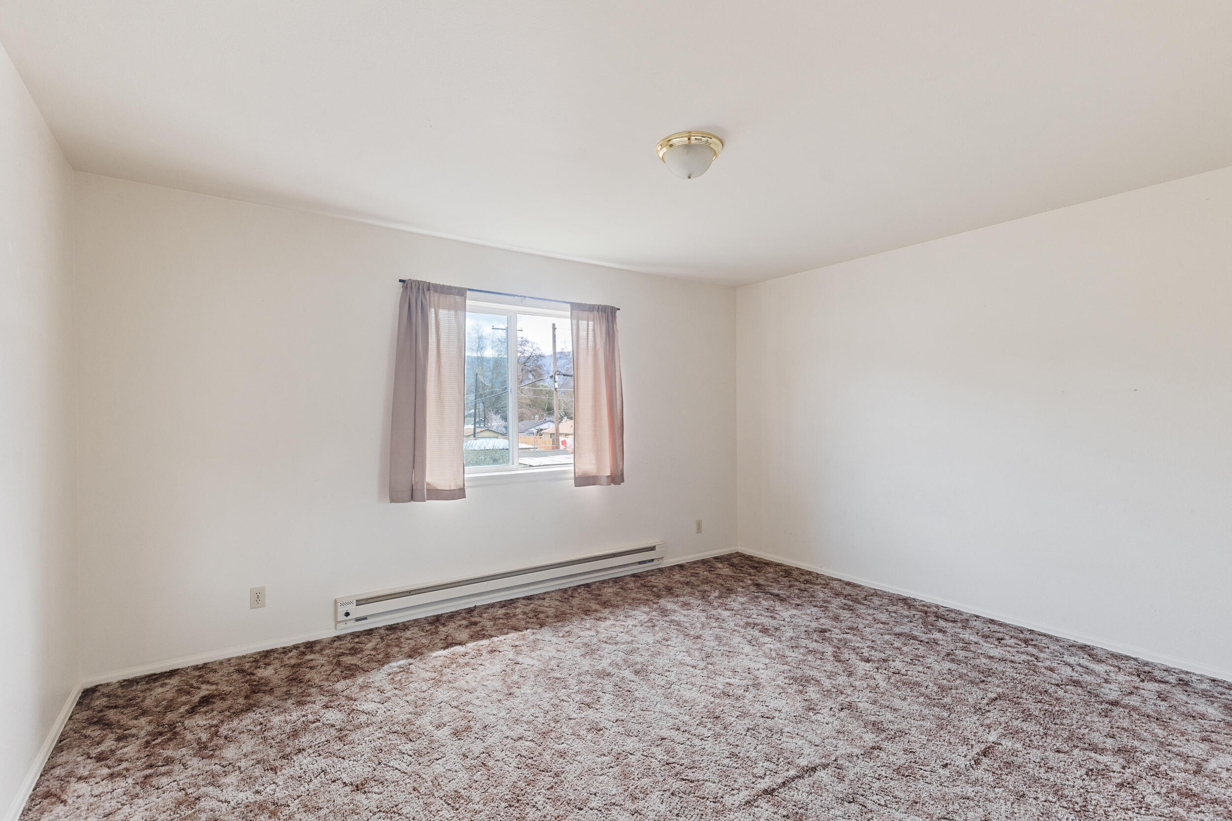 Grants Pass, Oregon, 97526, United States, ,Residential,For Sale,1916404