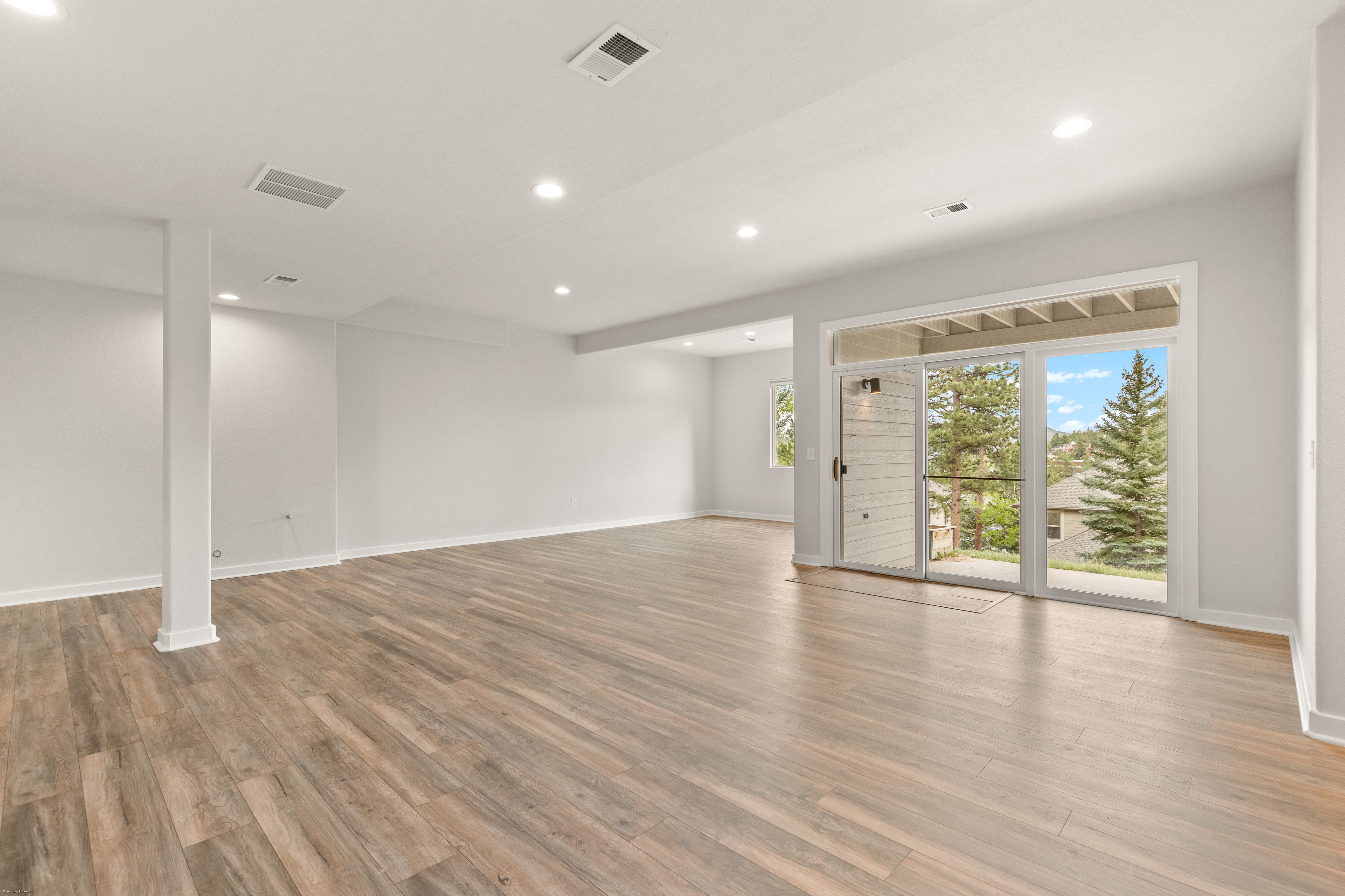  Extensively Renovated Main-Level Living - 物件實景