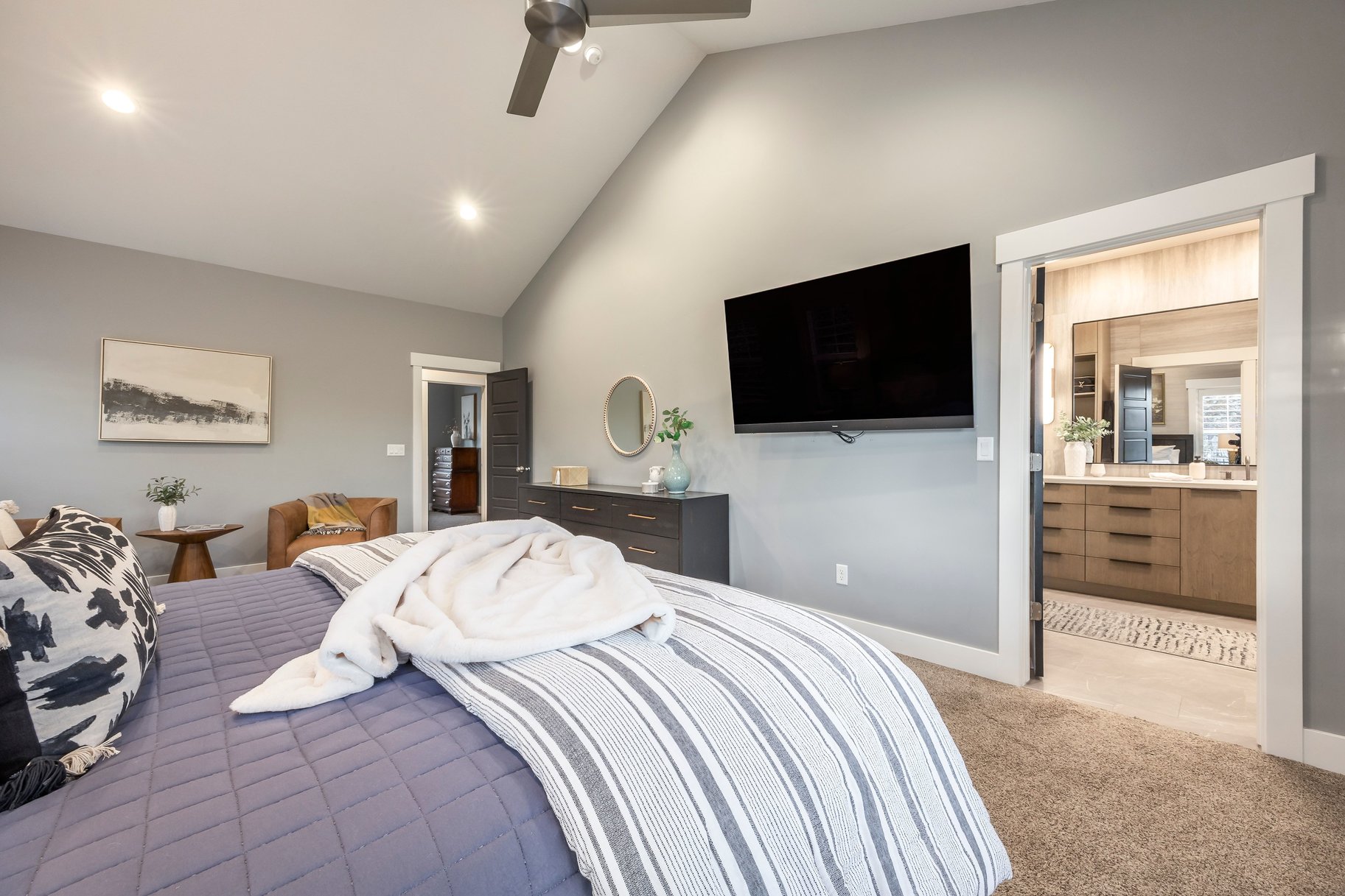  Beautiful Craftsman Rambler With Basement Apartment, Sports Pool and Pool House - 物件實景