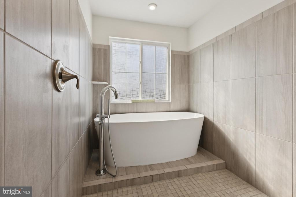 Alexandria, Virginia, 22306, United States, 3 Bedrooms Bedrooms, ,4 BathroomsBathrooms,Residential,For Sale,2019701