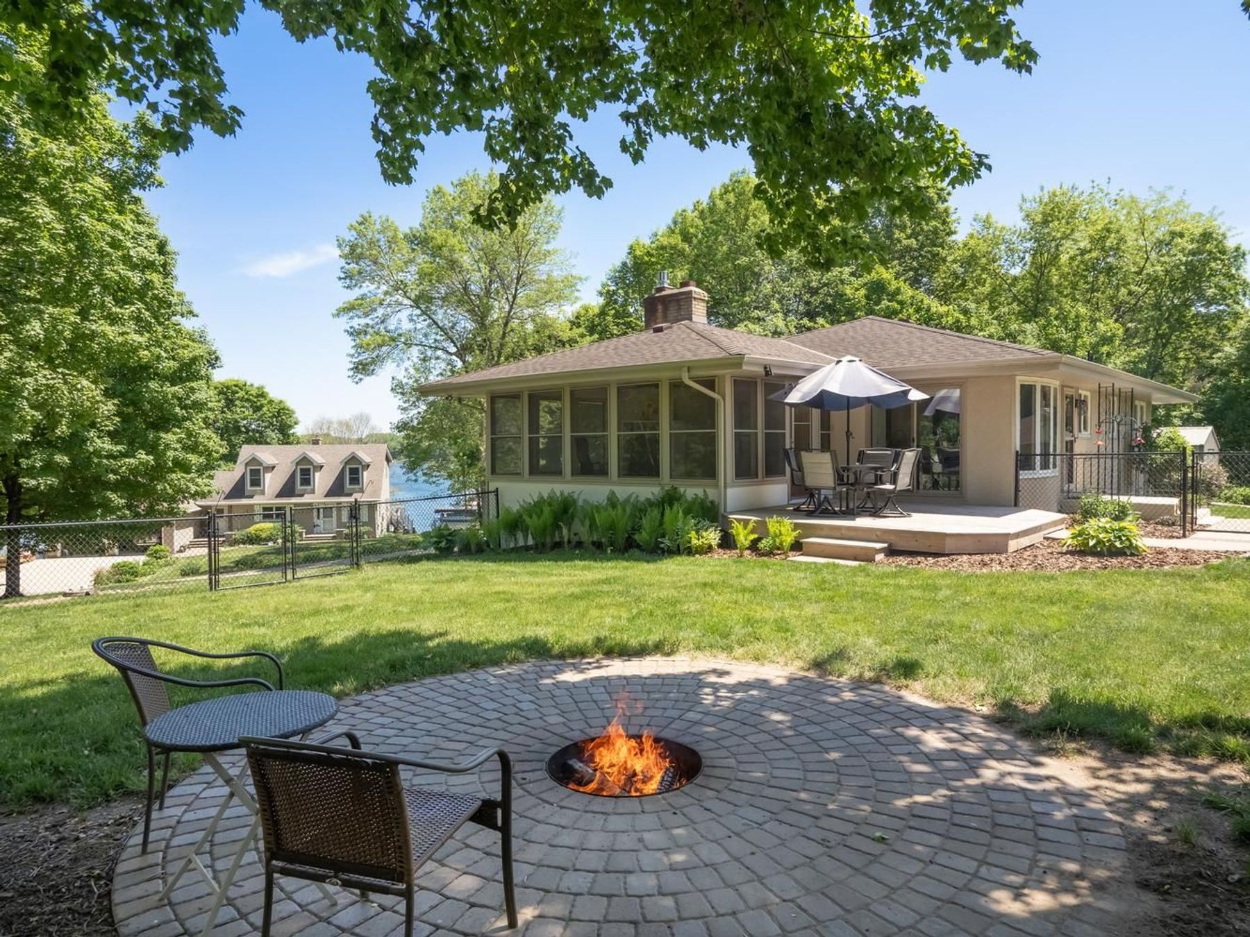  Beautifully Maintained Living with Maple Lake Views - 物件實景