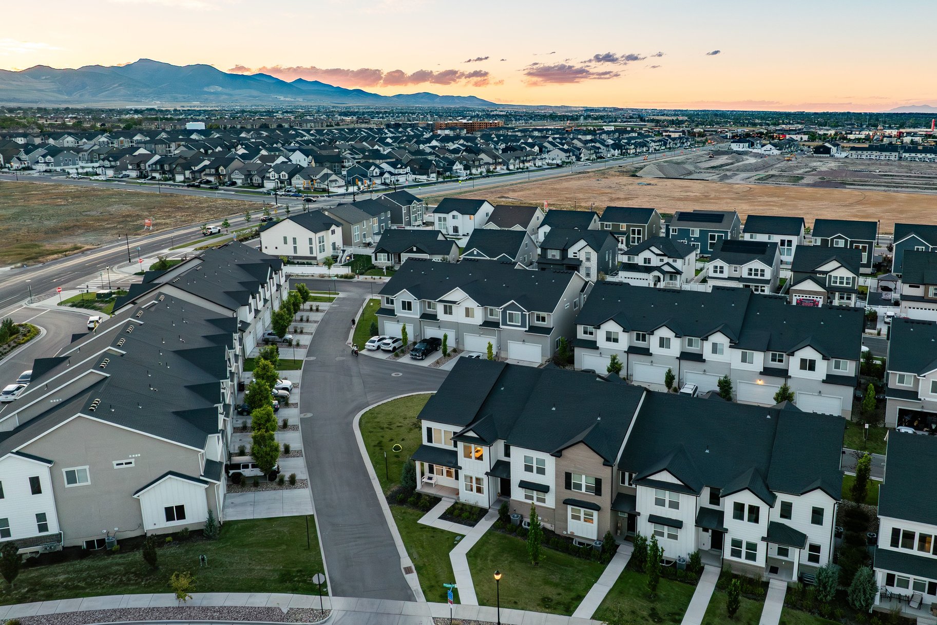  Stylish End-Unit Townhome - 物件實景