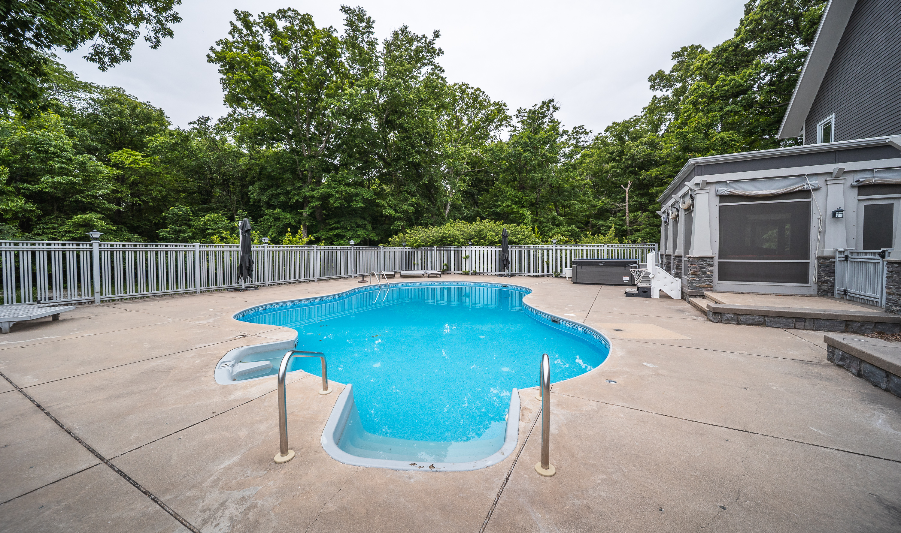  Stunning Prairie-Inspired Estate on 16 Acres of Scenic Woodlands - 物件實景