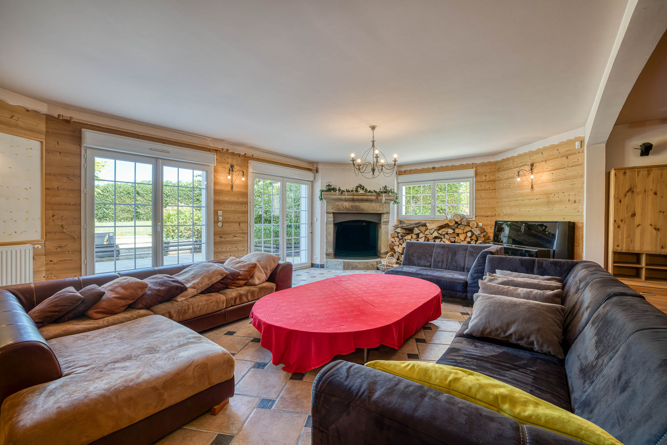  Nestled between lake and mountains, an outstanding family estate with swimming … - 物件實景