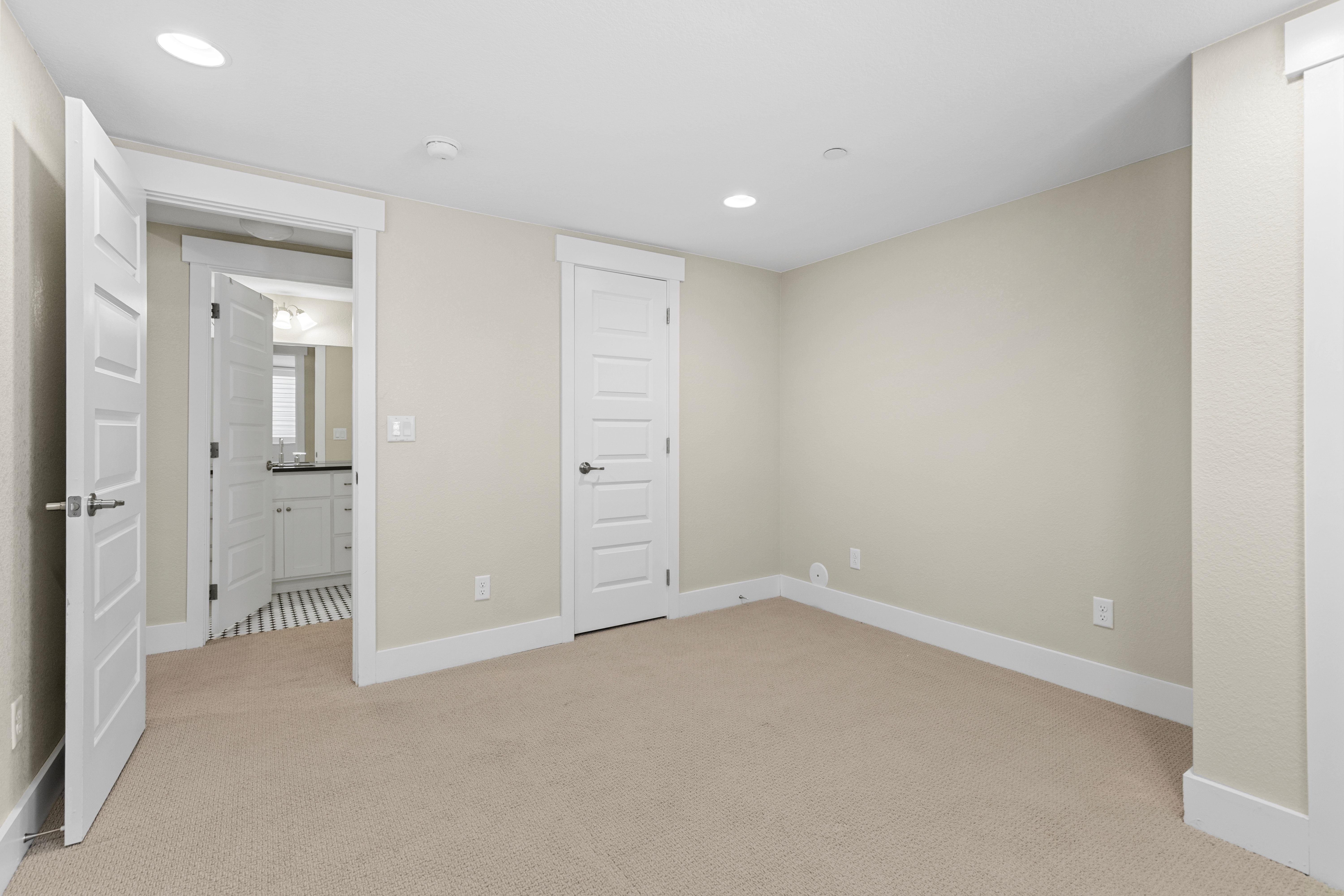  Stunning, Meticulously Cared-For Residence in Coveted Hyland Village Community - 物件實景
