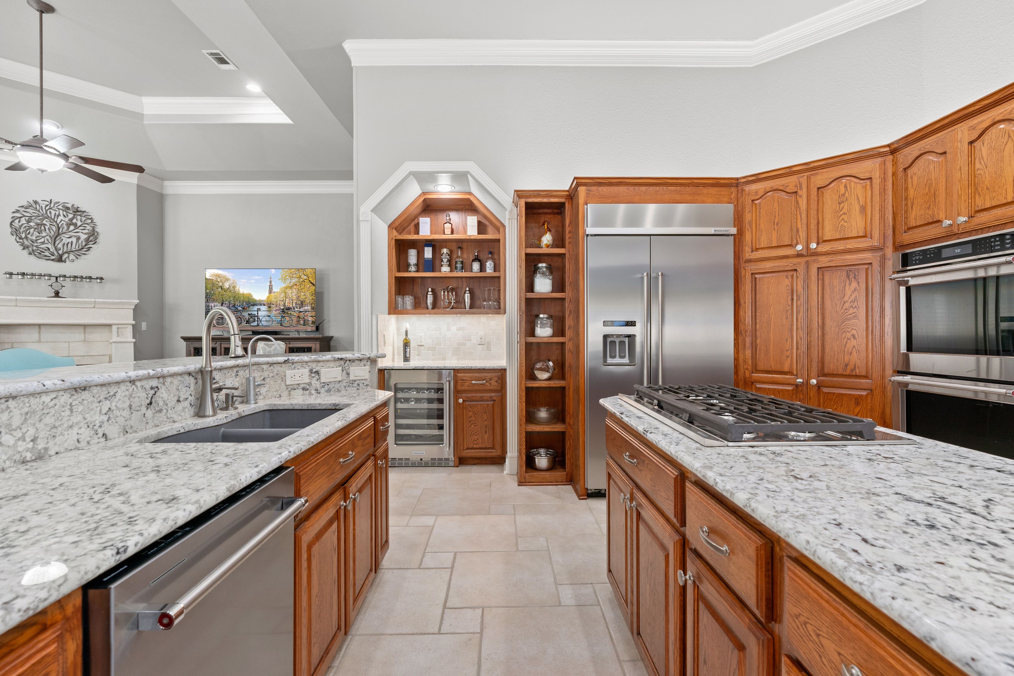  Spacious Estate with Poolside Views - 物件實景