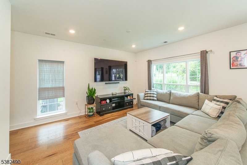 Morris Plains Boro, New Jersey, 07950, United States, 2 Bedrooms Bedrooms, ,3 BathroomsBathrooms,Residential,For Sale,1939204