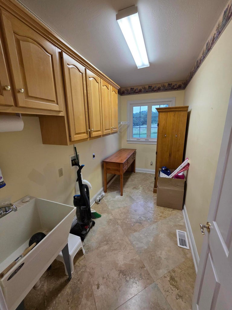 Somerset, Kentucky, 42503, United States, 4 Bedrooms Bedrooms, ,4 BathroomsBathrooms,Residential,For Sale,2048001