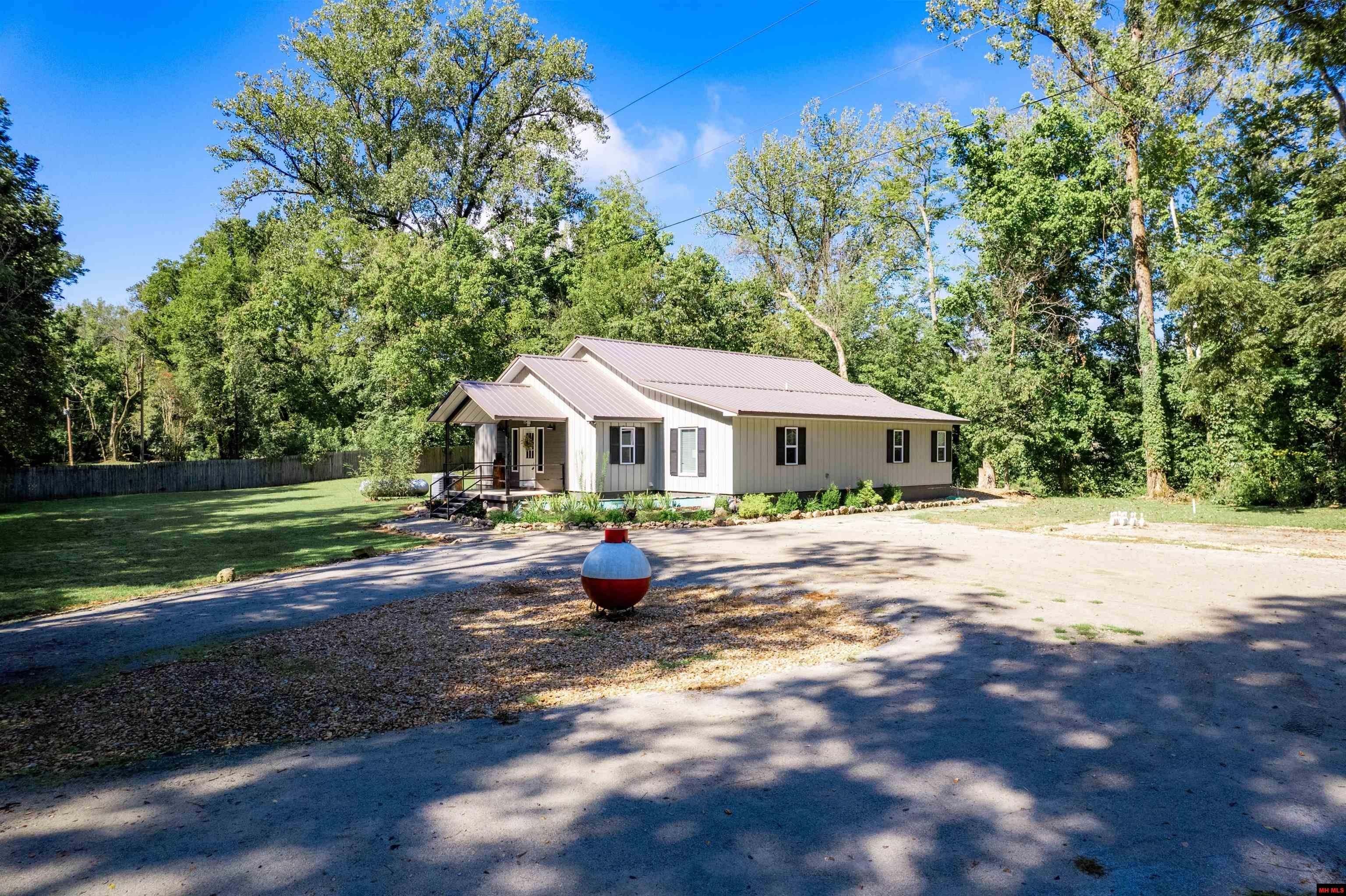 Norfork, Arkansas, 72658, United States, 4 Bedrooms Bedrooms, ,4 BathroomsBathrooms,Residential,For Sale,2037345