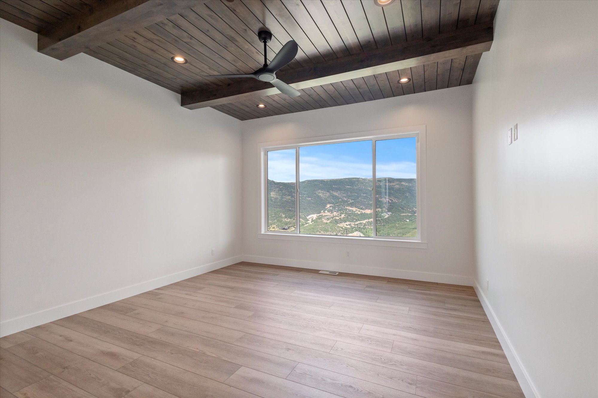 Heber, Utah, 84032, United States, 5 Bedrooms Bedrooms, ,3 BathroomsBathrooms,Residential,For Sale,1976197