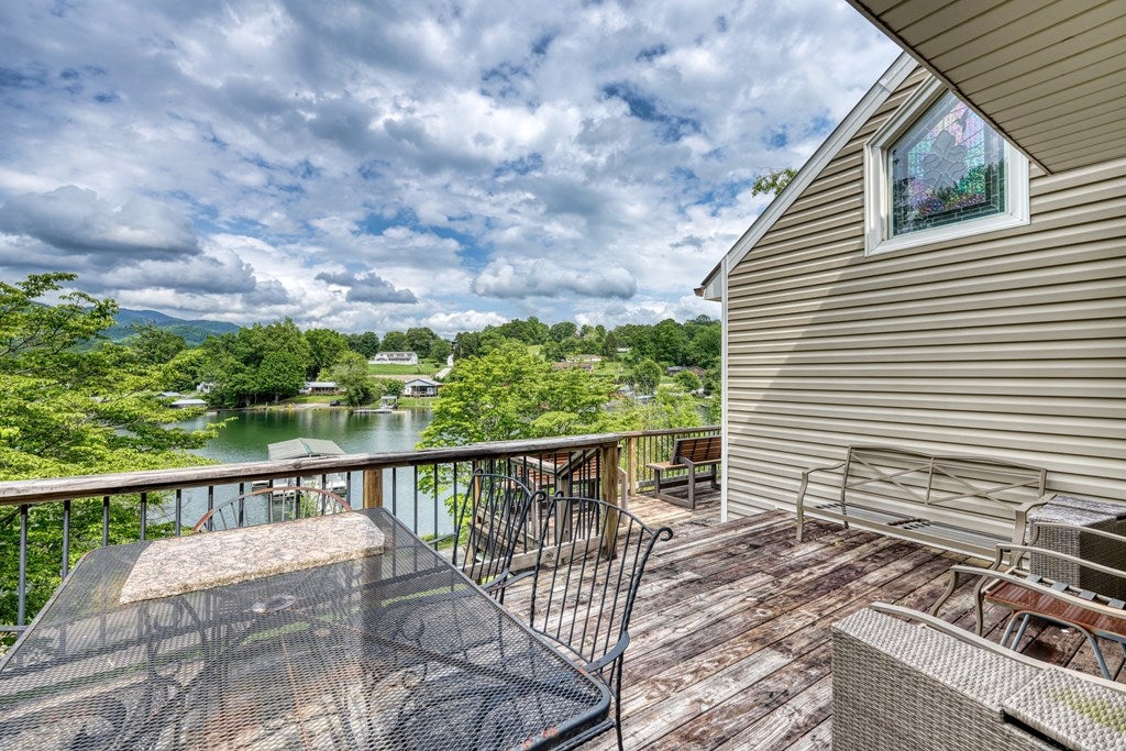 Hayesville, North Carolina, 28904, United States, 3 Bedrooms Bedrooms, ,3 BathroomsBathrooms,Residential,For Sale,1862322
