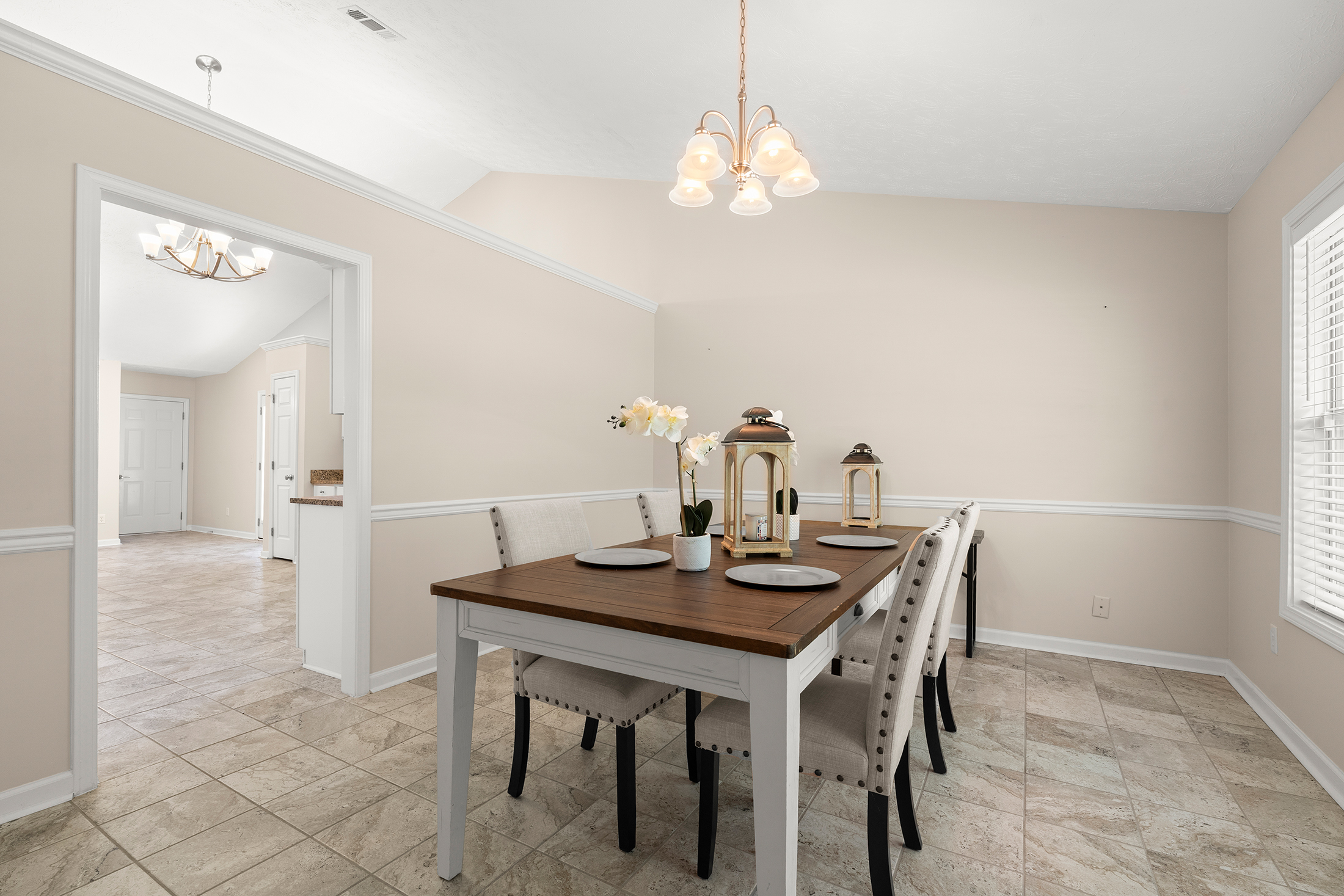  Immaculately Maintained, Brick-Front, Step-Less Ranch Home - 物件實景