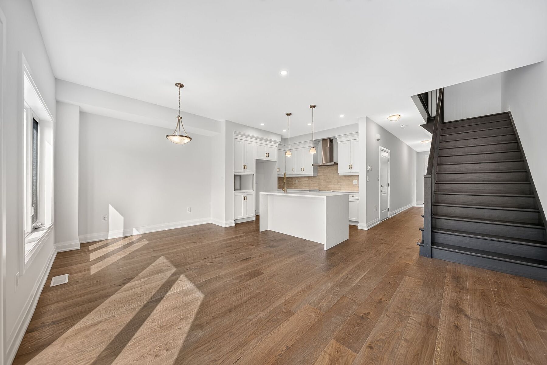  Brand New Luxurious Townhome - 物件實景