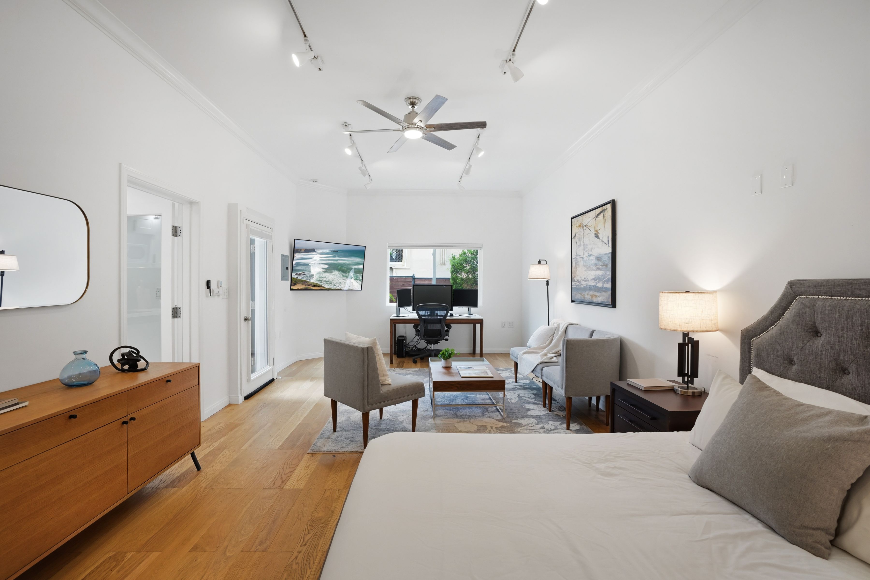  4744 Camellia Avenue - 物件實景