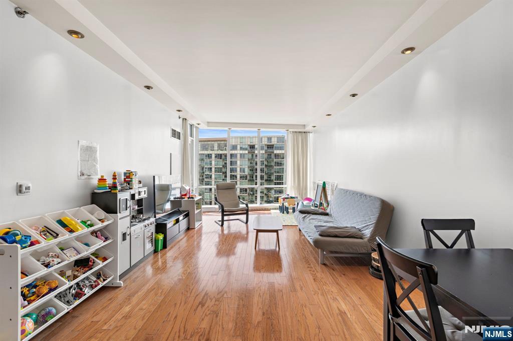 Jersey City, New Jersey, 07310, United States, 2 Bedrooms Bedrooms, ,2 BathroomsBathrooms,Residential,For Sale,1940399