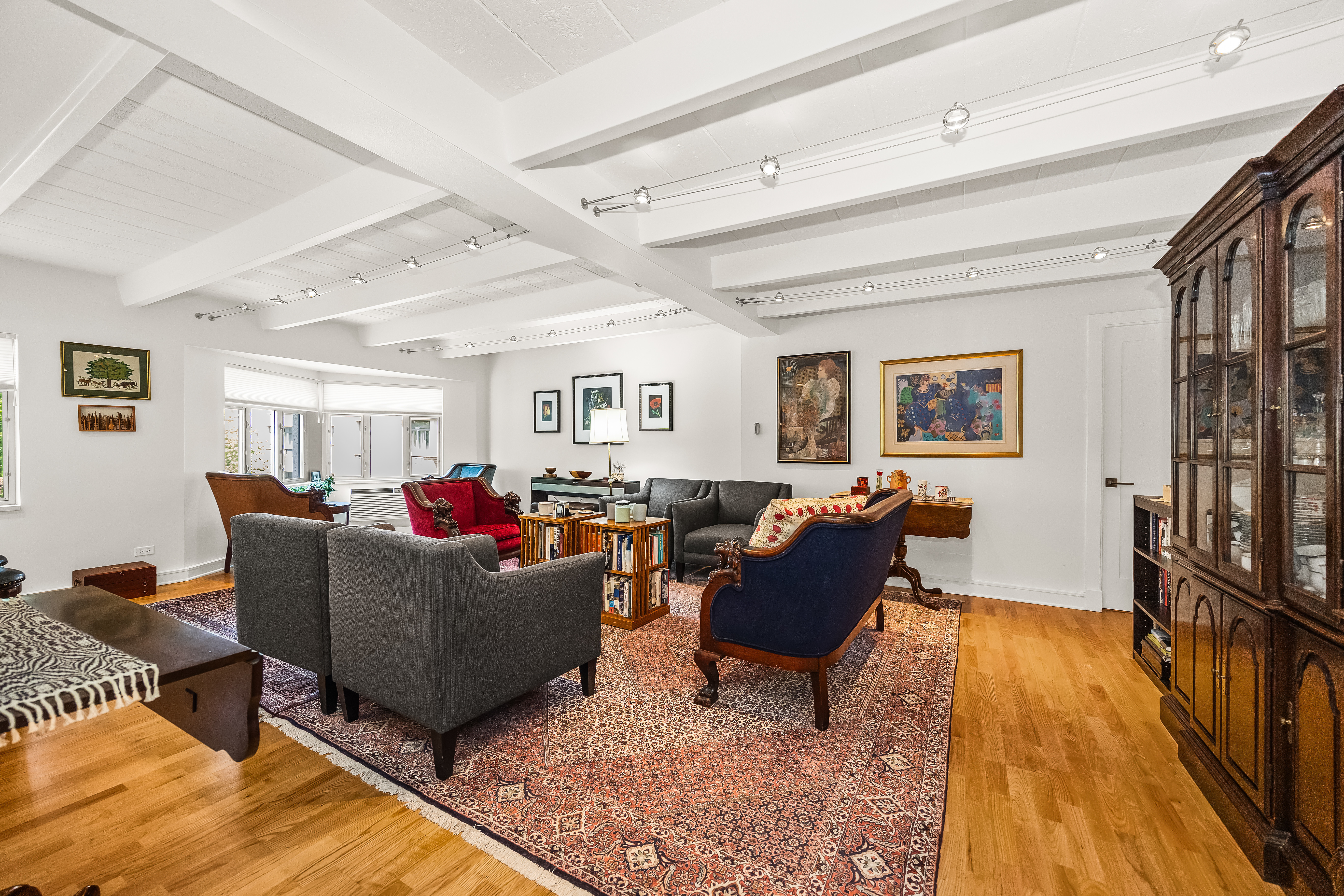  Sophisticated Co-Op Residence in Evanston
