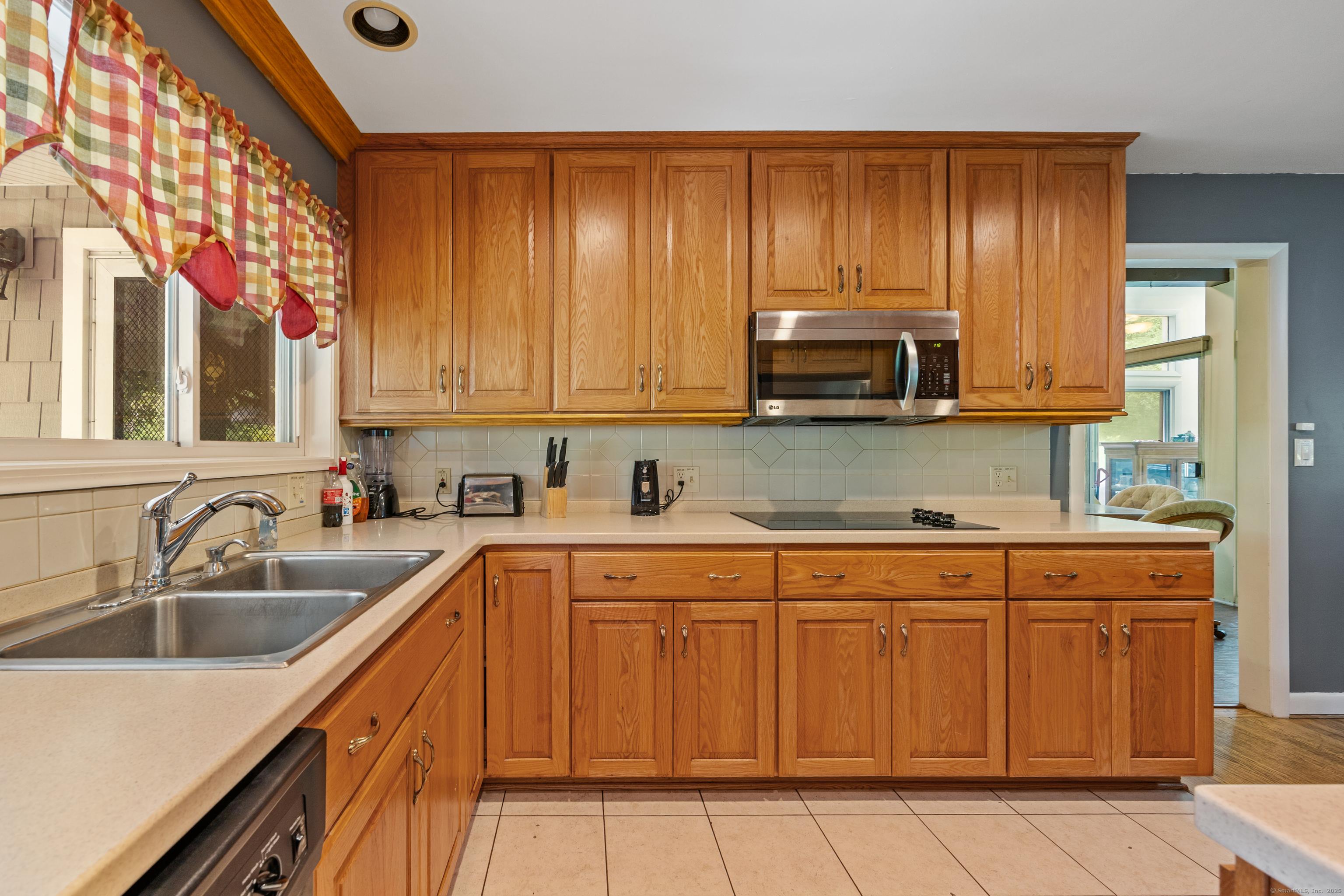 Avon, Connecticut, 06001, United States, 5 Bedrooms Bedrooms, ,3 BathroomsBathrooms,Residential,For Sale,1920498