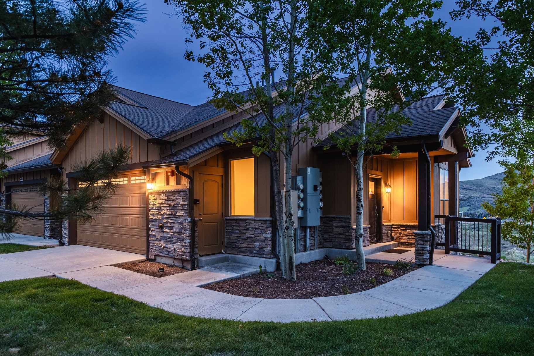  Stunning End-Unit Townhome With Loads of Natural Light - 物件實景