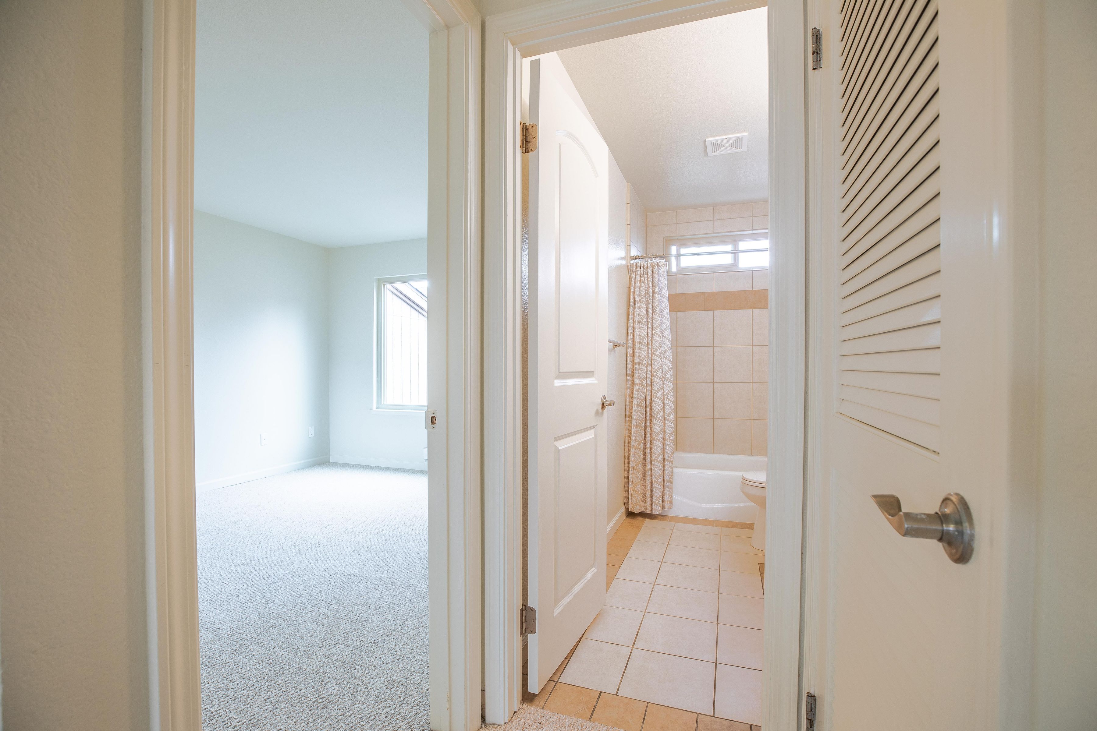  300 Glenwood Circle - 物件實景