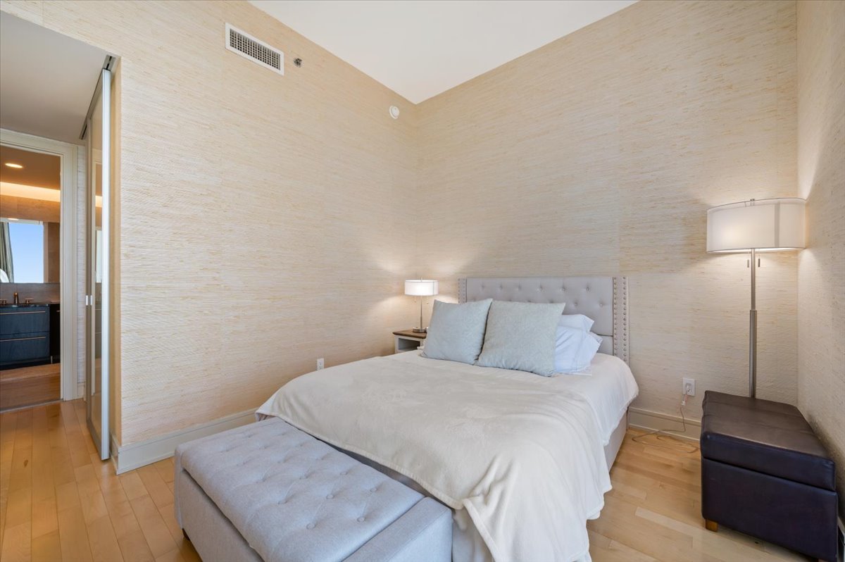 Chicago, Illinois, 60611, United States, 1 Bedroom Bedrooms, ,2 BathroomsBathrooms,Residential,For Sale,1995961