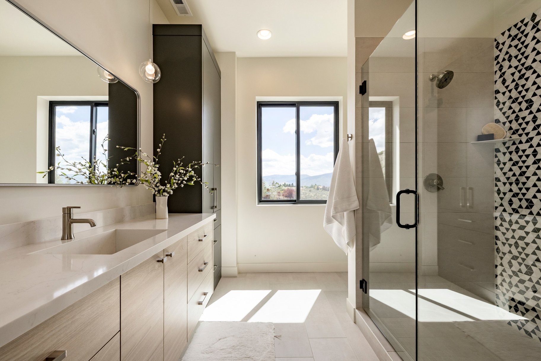  Upgraded Luxury Living with Panoramic Mountain Views - 物件實景
