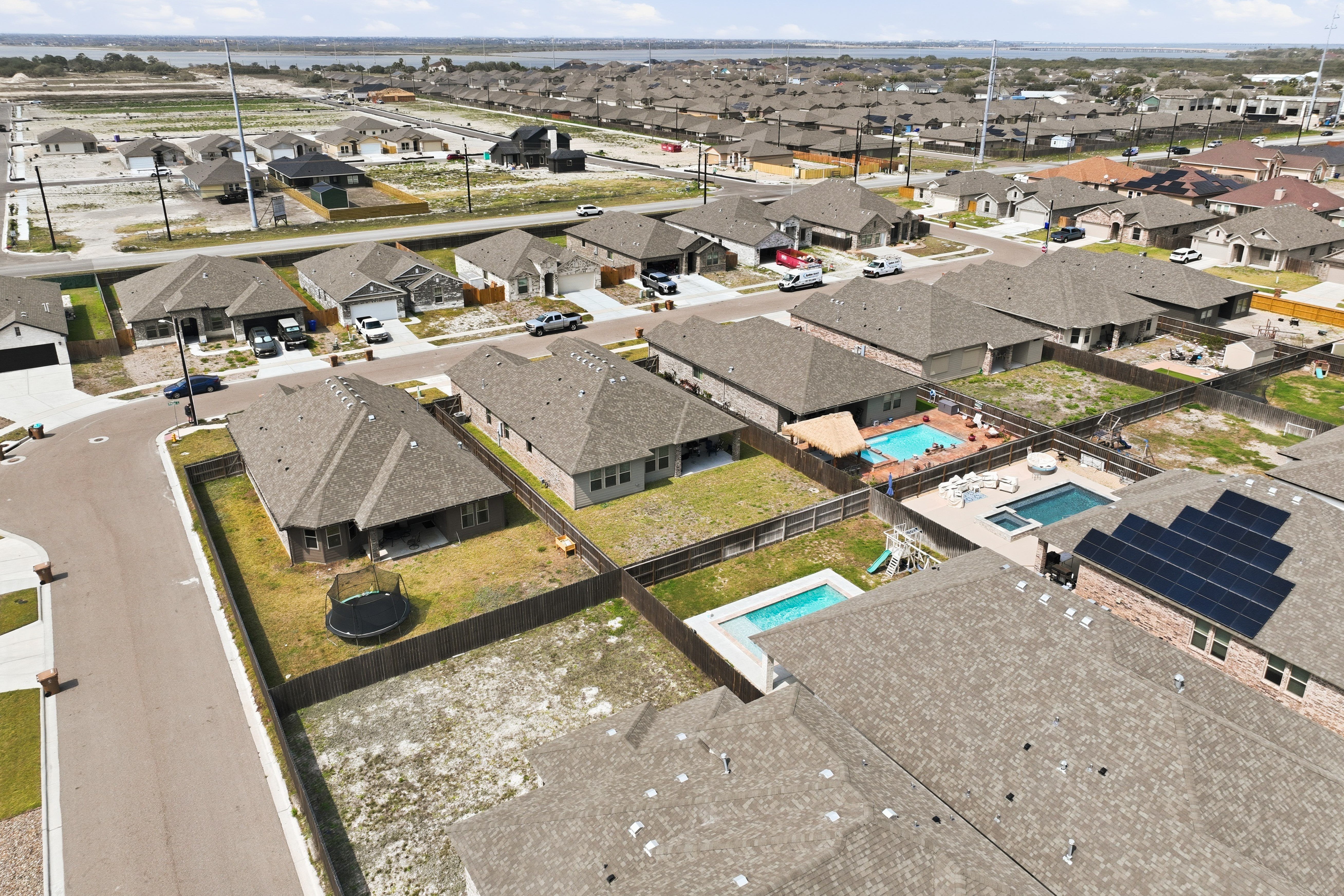  Open-Concept 4BR with Huge Backyard - 物件實景