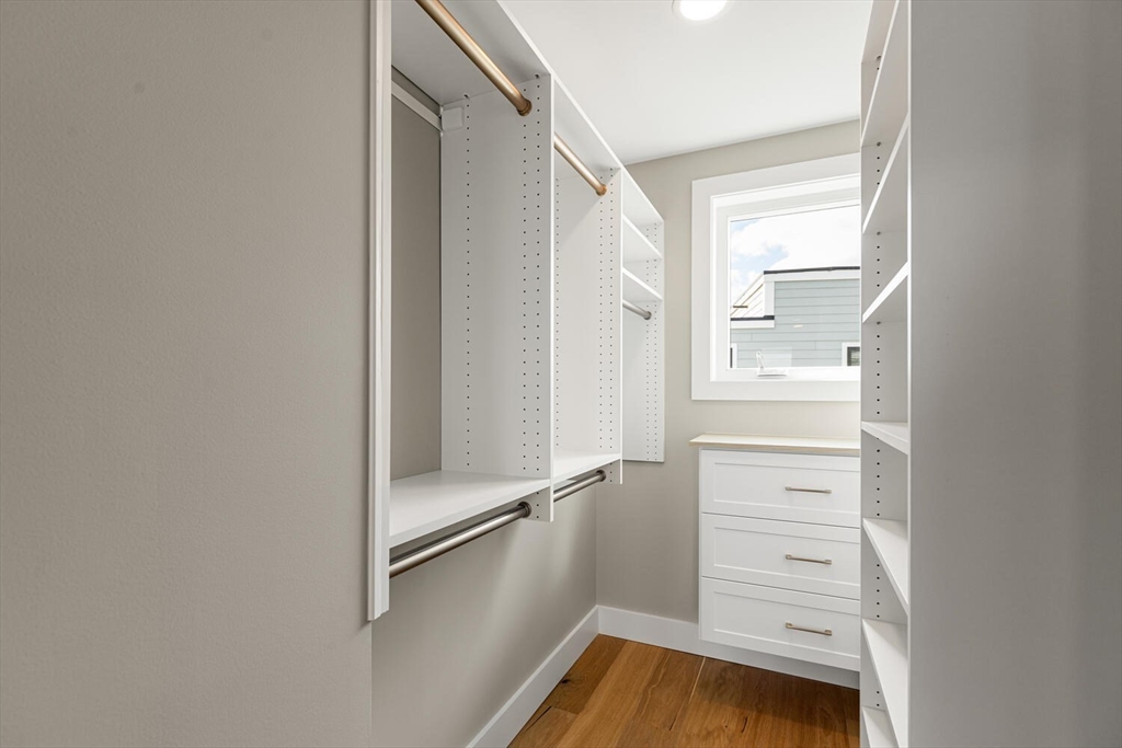 Waltham, Massachusetts, 02453, United States, 4 Bedrooms Bedrooms, ,4 BathroomsBathrooms,Residential,For Sale,1997140