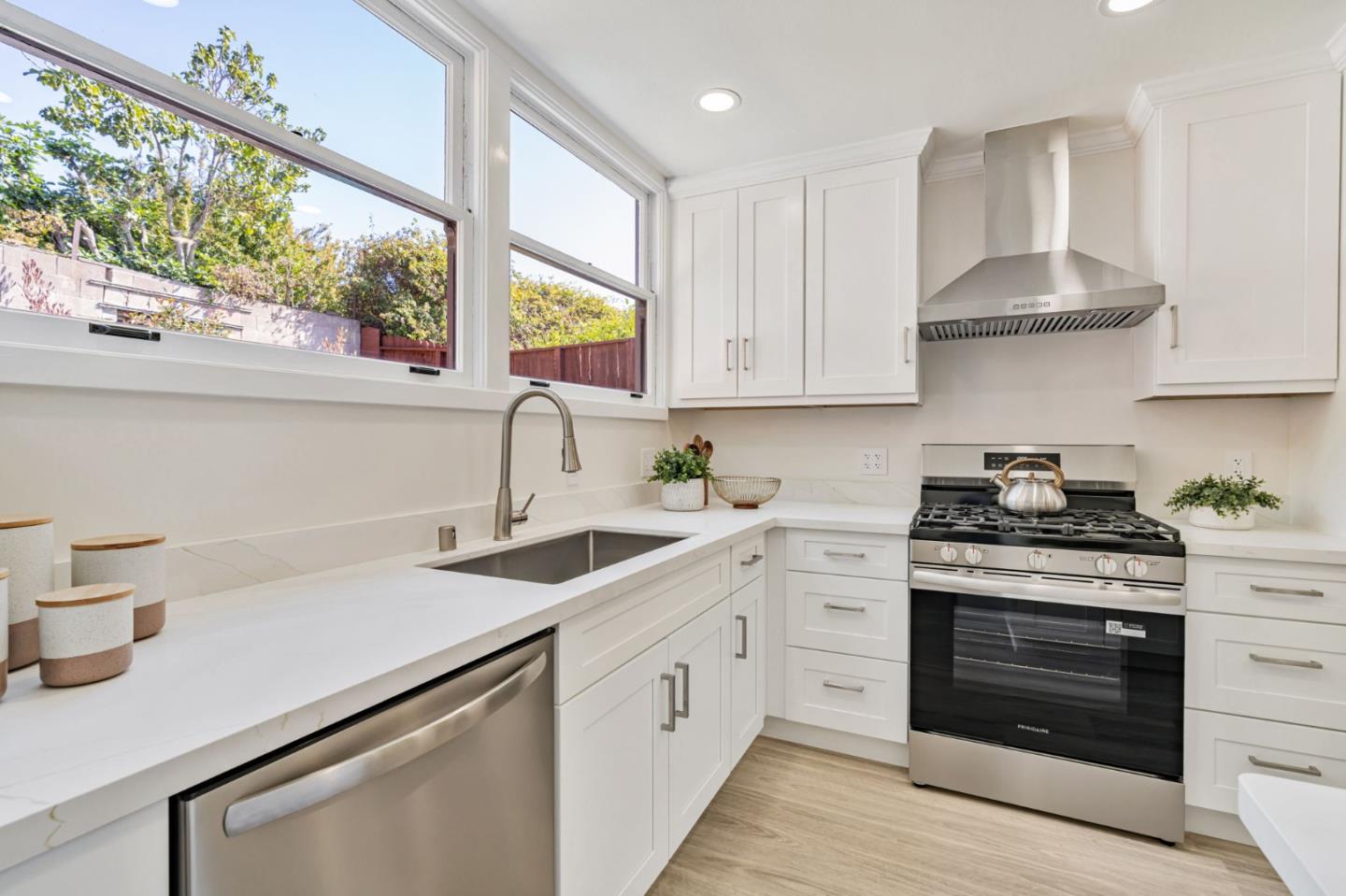 San Francisco, California, 94134, United States, 2 Bedrooms Bedrooms, ,1 BathroomBathrooms,Residential,For Sale,1926351