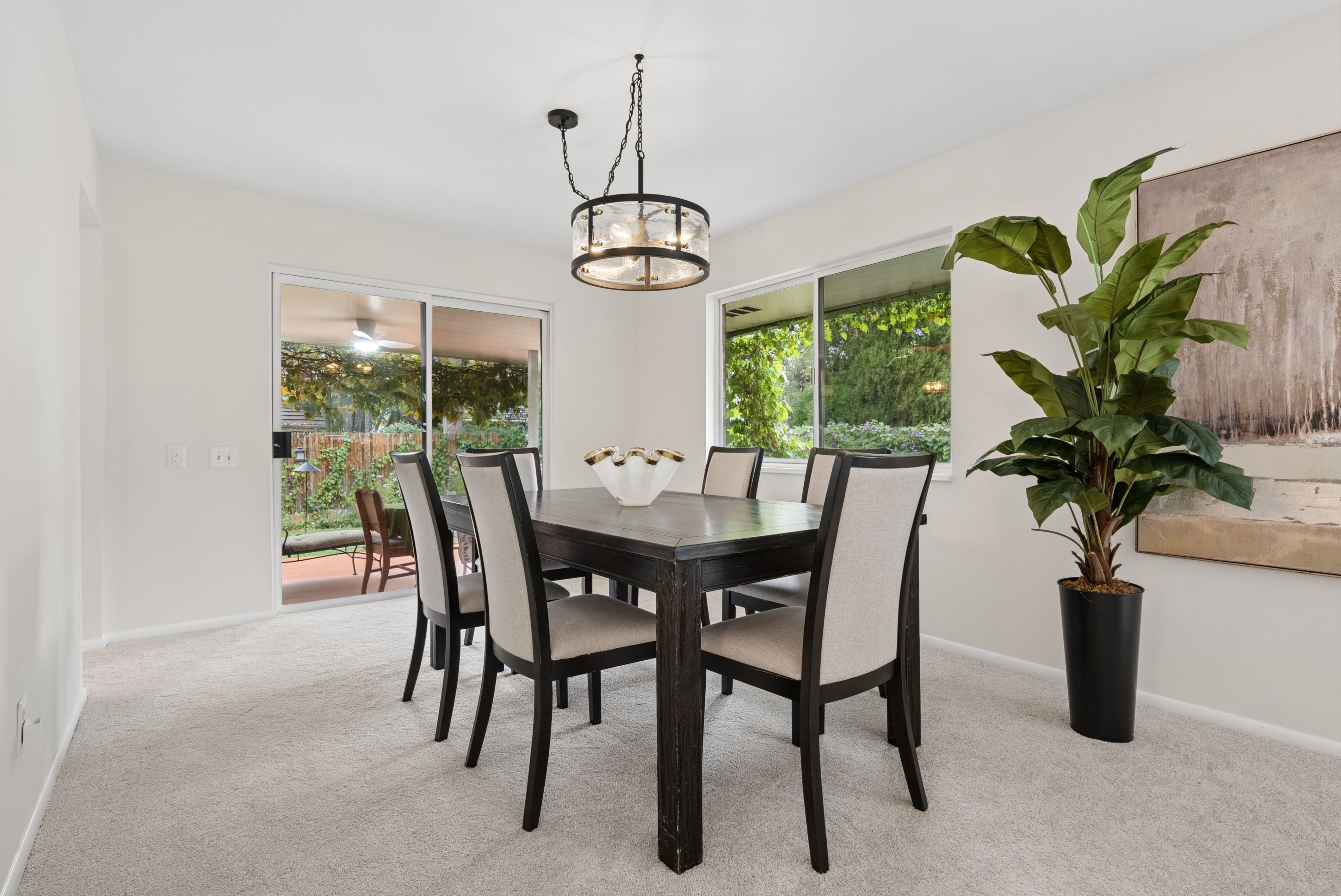  Beautifully refreshed home, tucked away on a quiet street & surrounded by trees - 物件實景