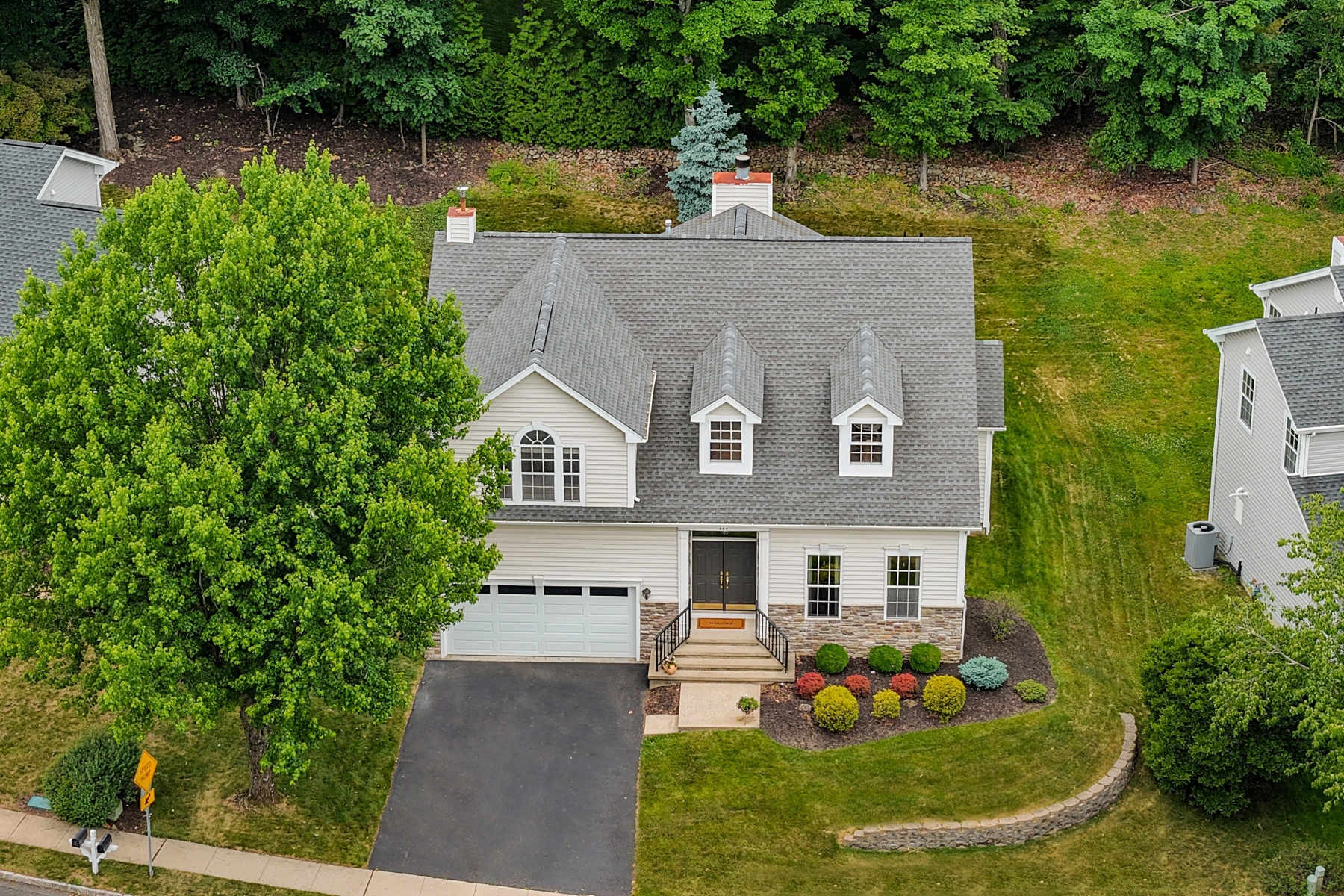  ?Carlisle? Classic Colonial Offers Timeless Charm with Modern Updates - 物件實景