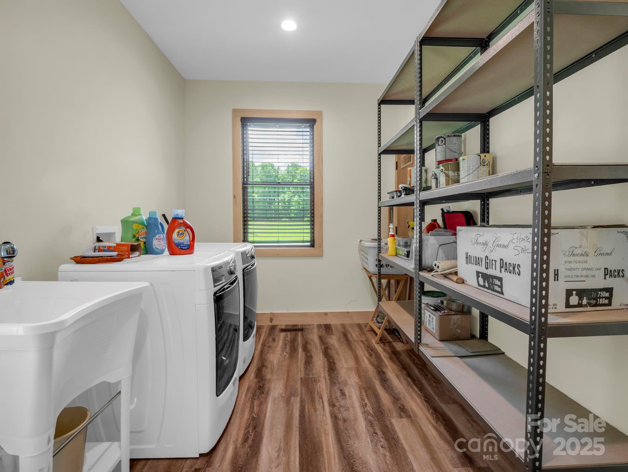 Saluda, North Carolina, 28773, United States, 3 Bedrooms Bedrooms, ,2 BathroomsBathrooms,Residential,For Sale,1923070