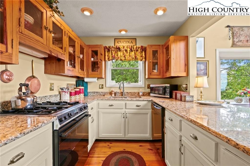 Boone, North Carolina, 28607, United States, 3 Bedrooms Bedrooms, ,3 BathroomsBathrooms,Residential,For Sale,1941298