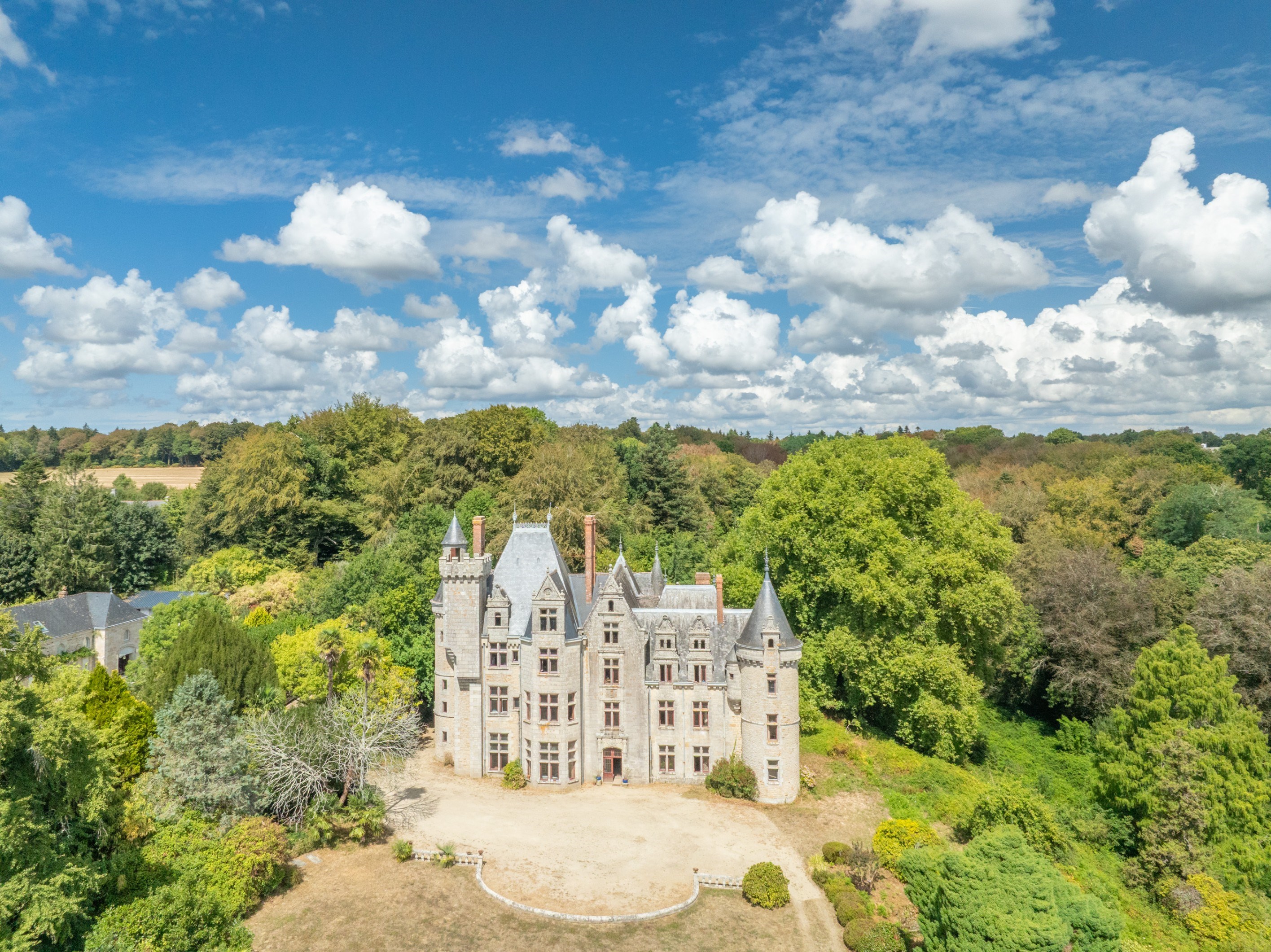 Near Quimper ; Magnificent castle to renovated in river bank; - 物件實景