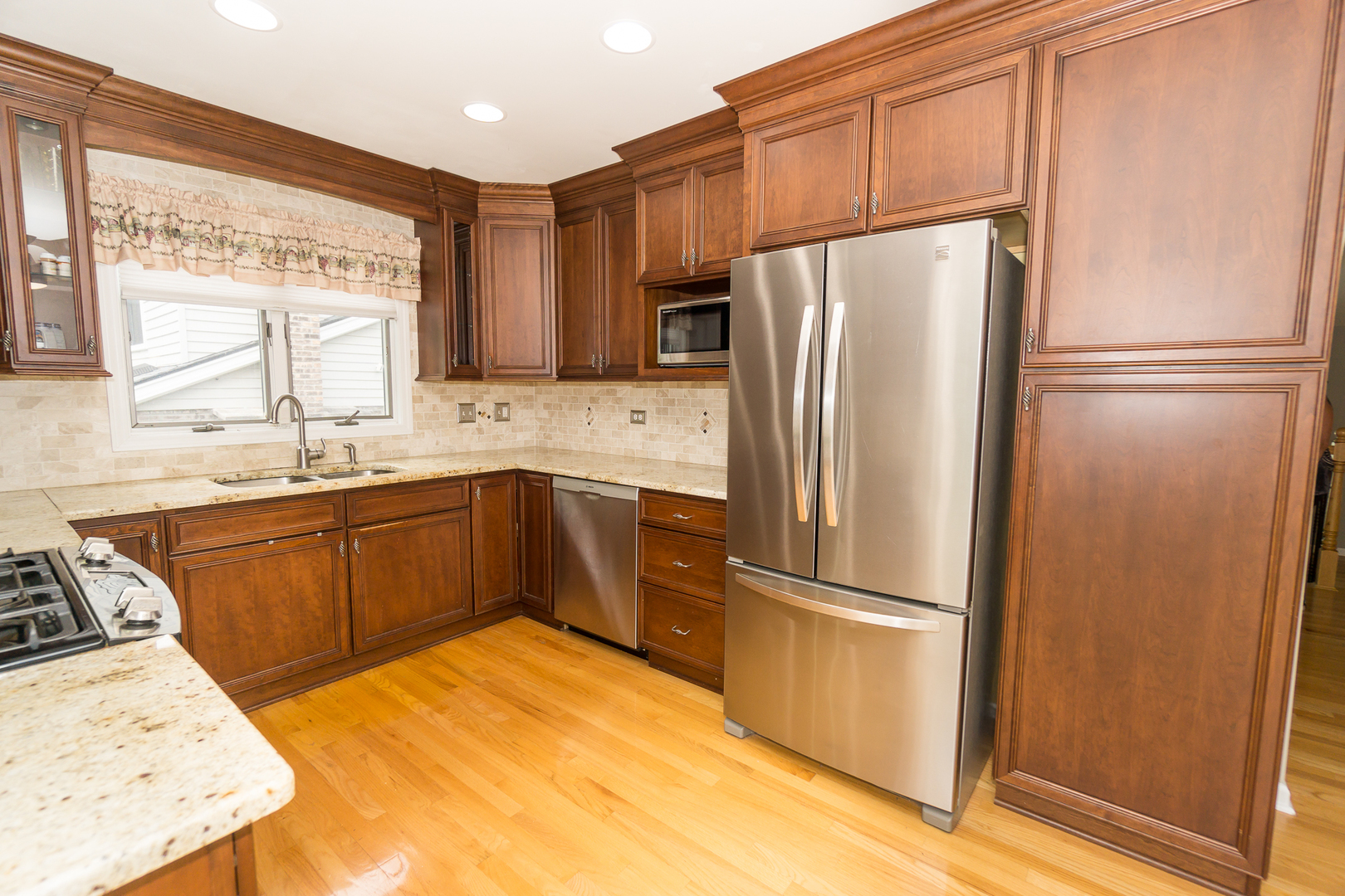 Arlington Heights, Illinois, 60005, United States, 5 Bedrooms Bedrooms, ,3 BathroomsBathrooms,Residential,For Sale,1921058