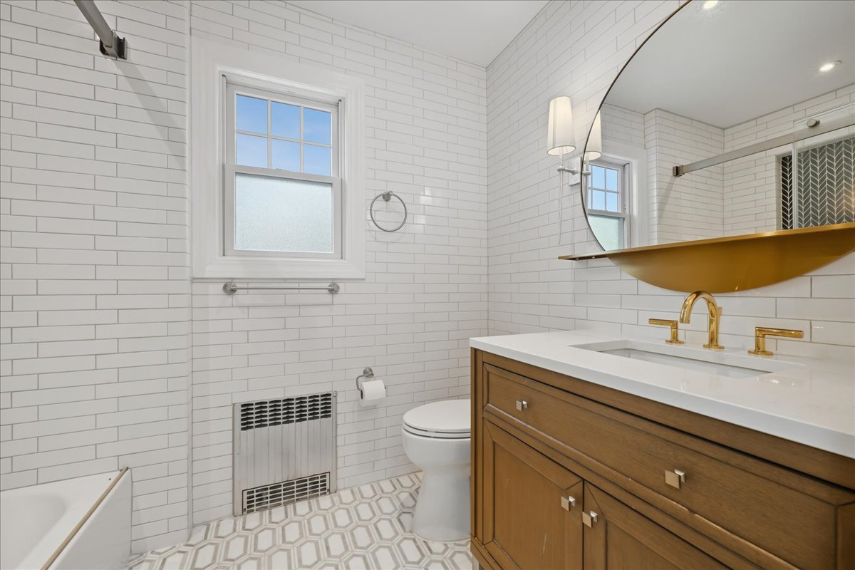 Floral Park, New York, 11001, United States, 4 Bedrooms Bedrooms, ,4 BathroomsBathrooms,Residential,For Sale,1977221