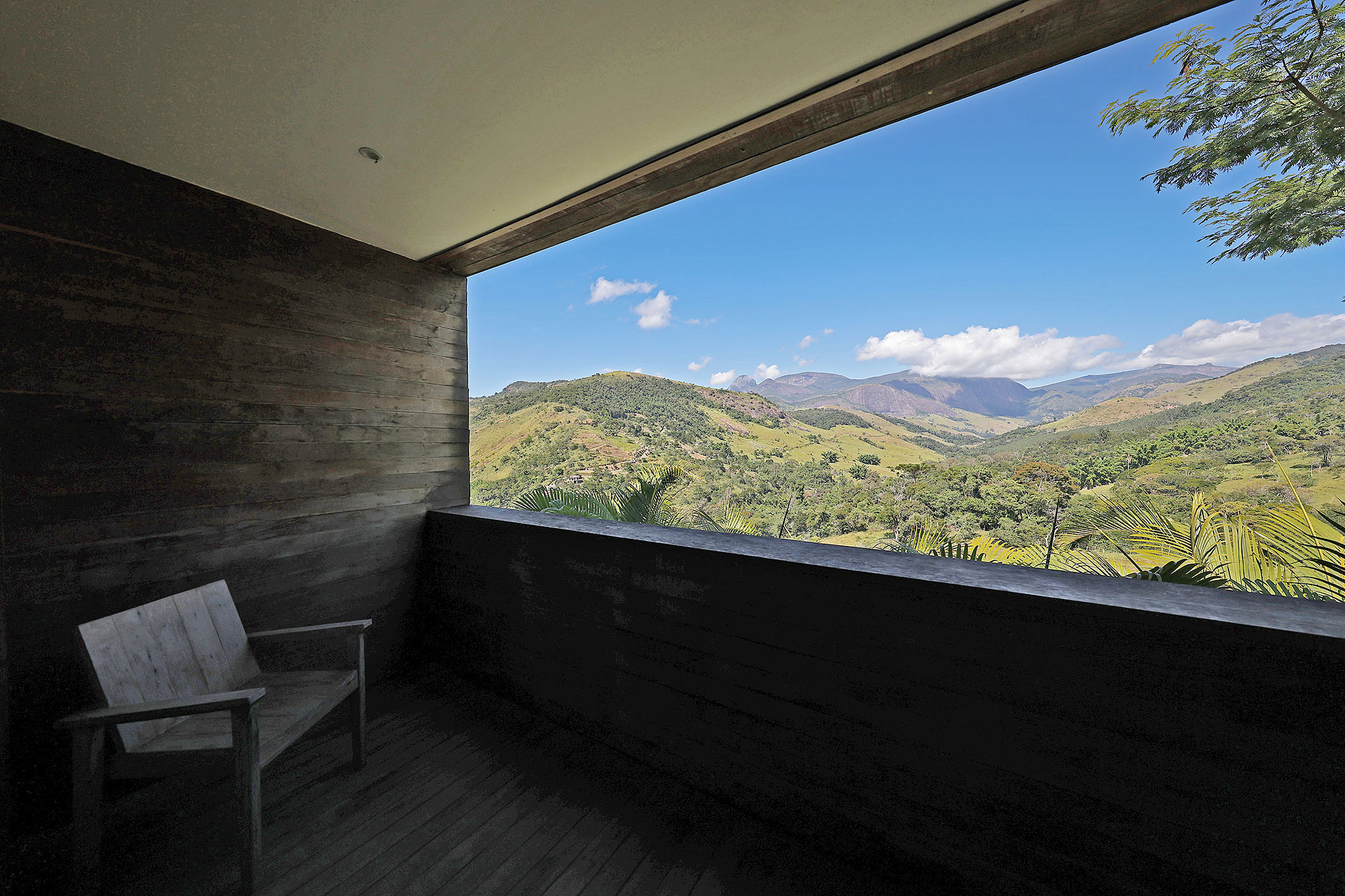  Contemporary estate immersed in nature with panoramic lake views - 物件實景