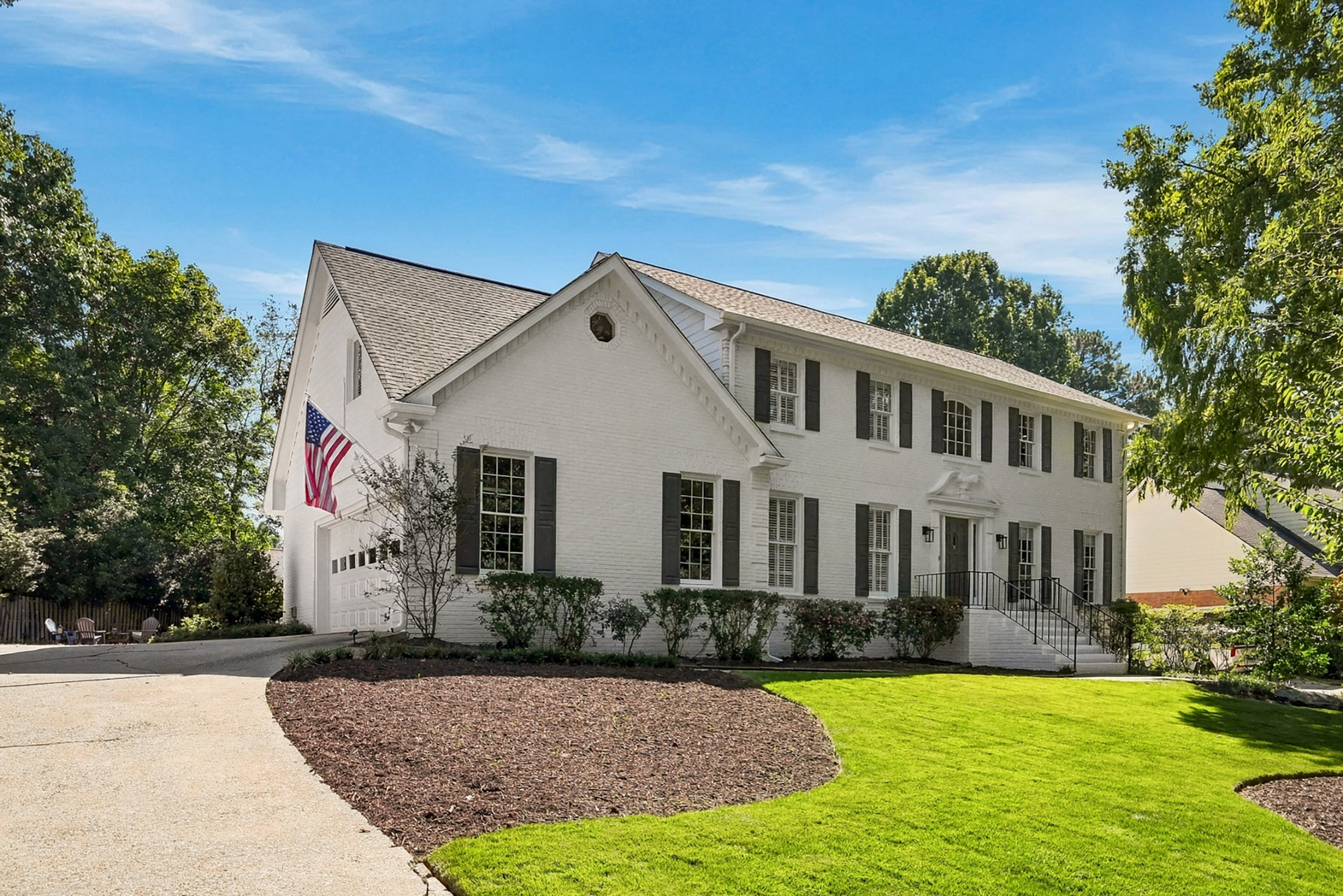  Classic Colonial Charm Meets Beautifully Updated Interiors - 物件實景