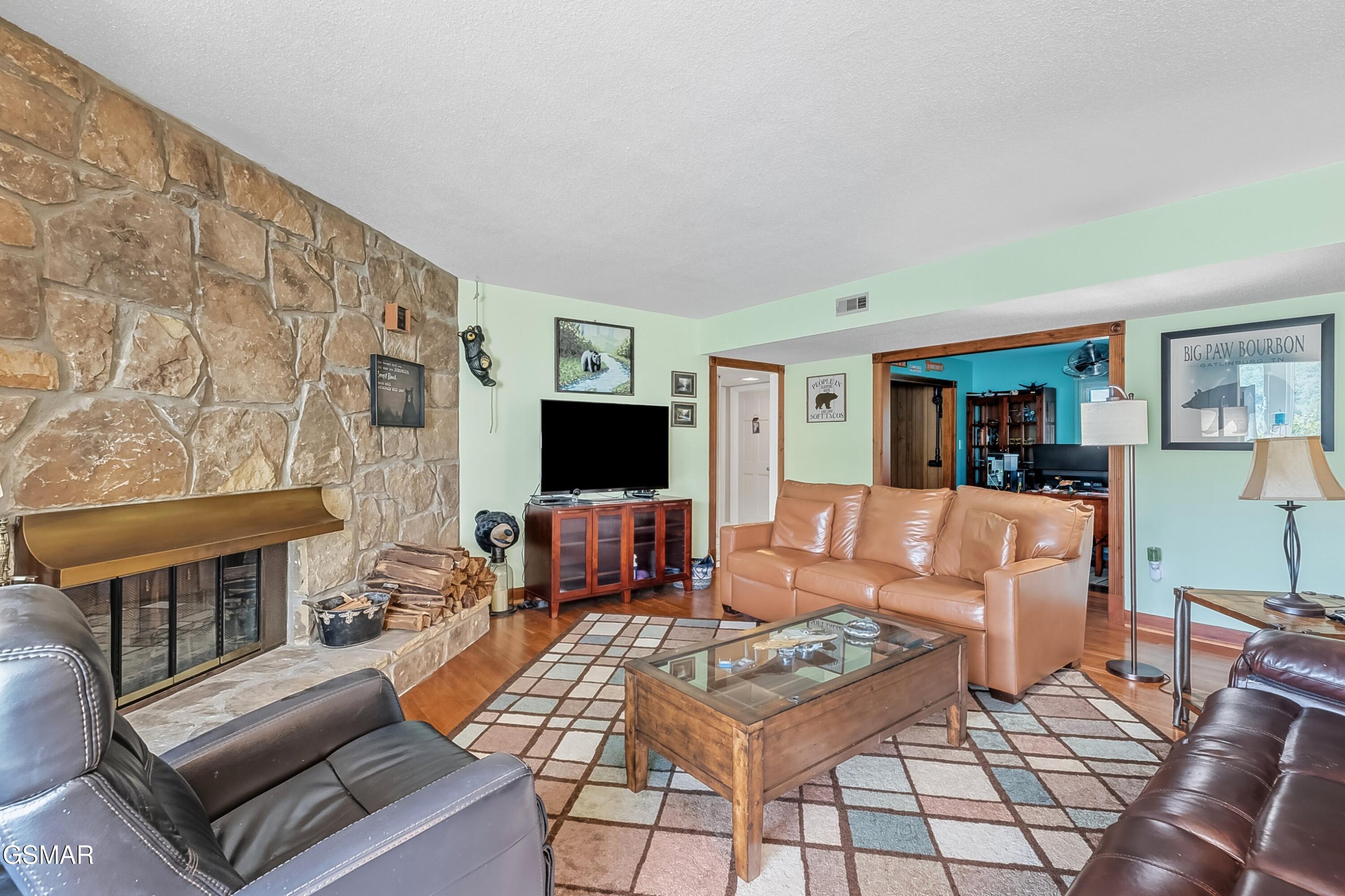 Gatlinburg, Tennessee, 37738, United States, 3 Bedrooms Bedrooms, ,2 BathroomsBathrooms,Residential,For Sale,1943047